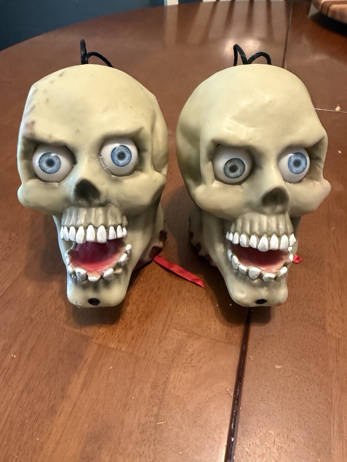 Gemmy Animated Skull Pair Moving Light Up Eyes Halloween Vintage Decor Gemmy Animated Skull Pair Moving Light Up Eyes Halloween Vintage Decor