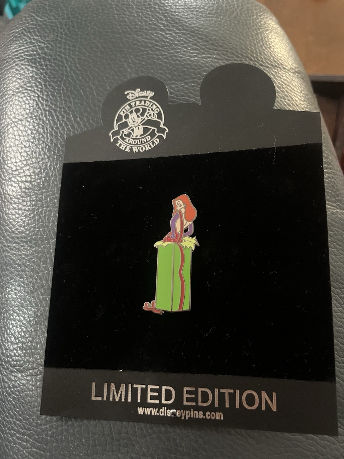 DISNEY SHOPPING JESSICA  CHRISTMAS PRESENT PIN 2008 LE 250 RARE