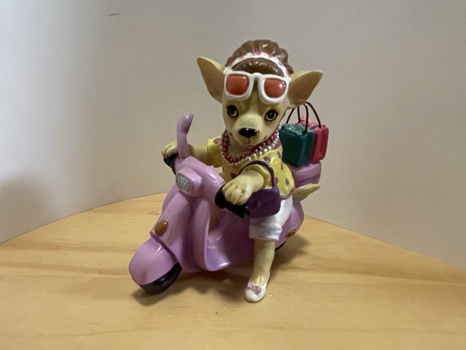 Westland Giftware Aye Chihuahua Stylish Shopper Figurine 2011 Westland Giftware Aye Chihuahua Stylish Shopper Figurine 2011