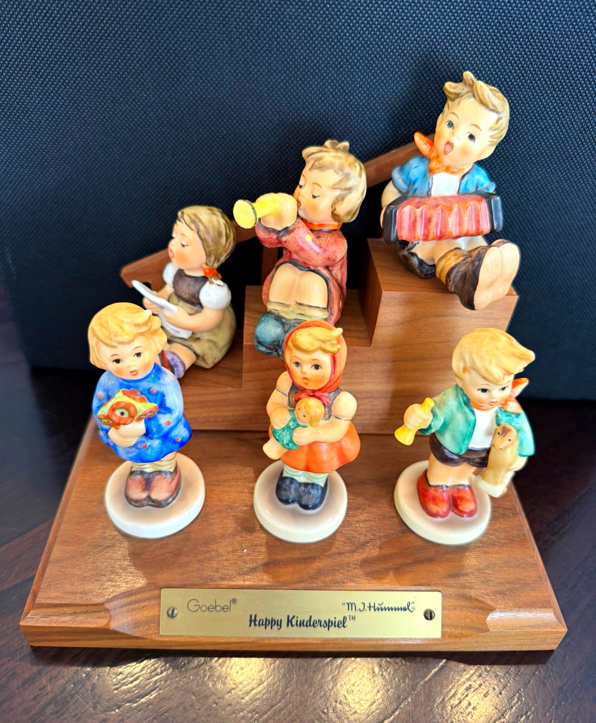 M.I. Hummel Goebel Happy Kinderspiel Complete 6 Figurine Set Wood Display