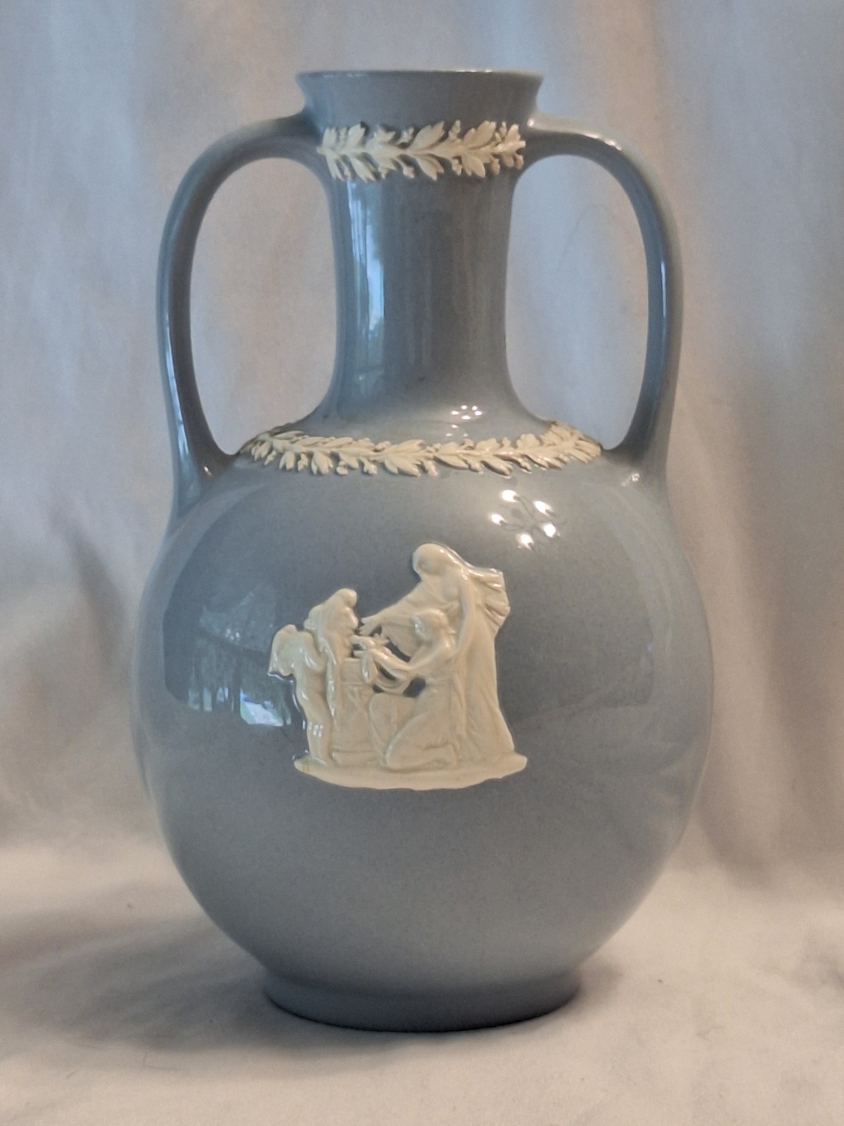 Vtg Wedgwood Blue & White Queensware Trophy Vase Barlaston of Etruria 6.5