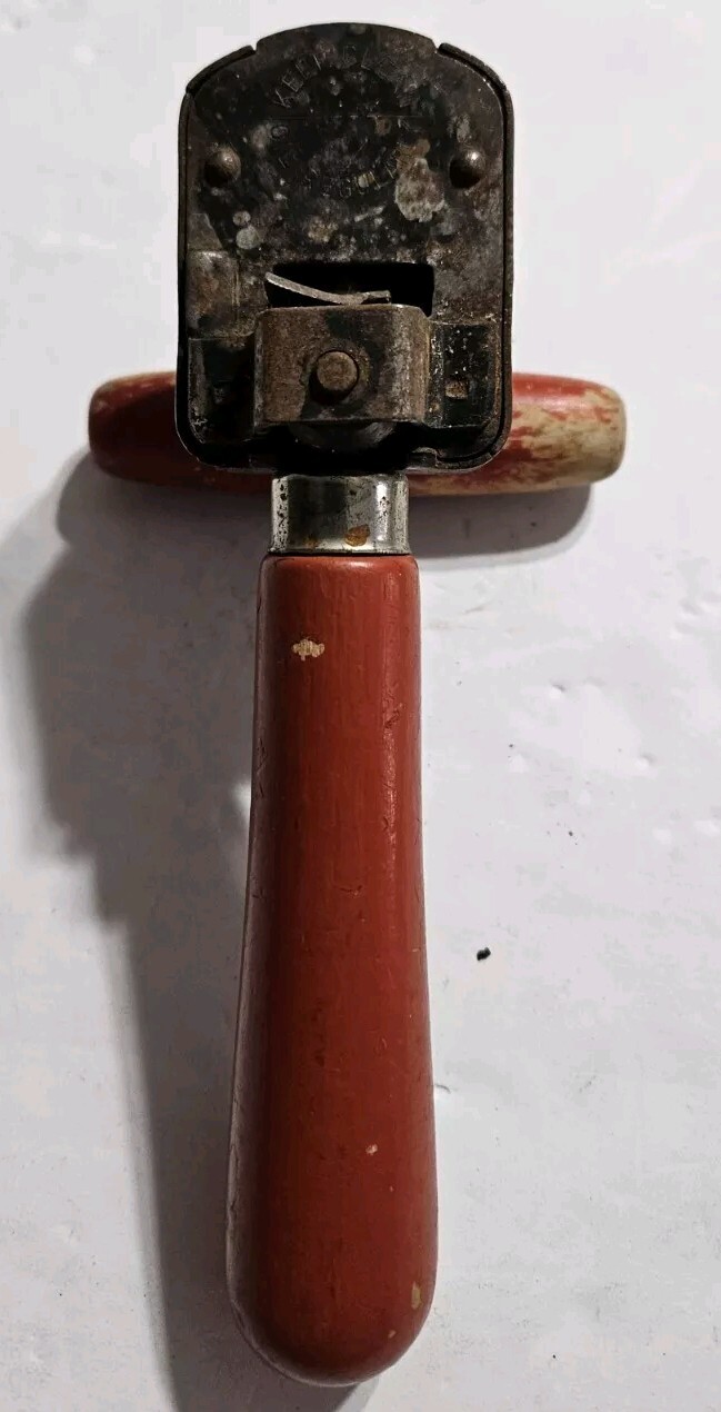 VINTAGE EDLUND JR. #5 HAND OPERATED CAN OPENER. 