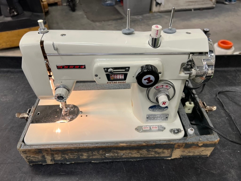 Morse Fotomatic F.M. Model 4100 Zig Zag sewing machine. Works great Video