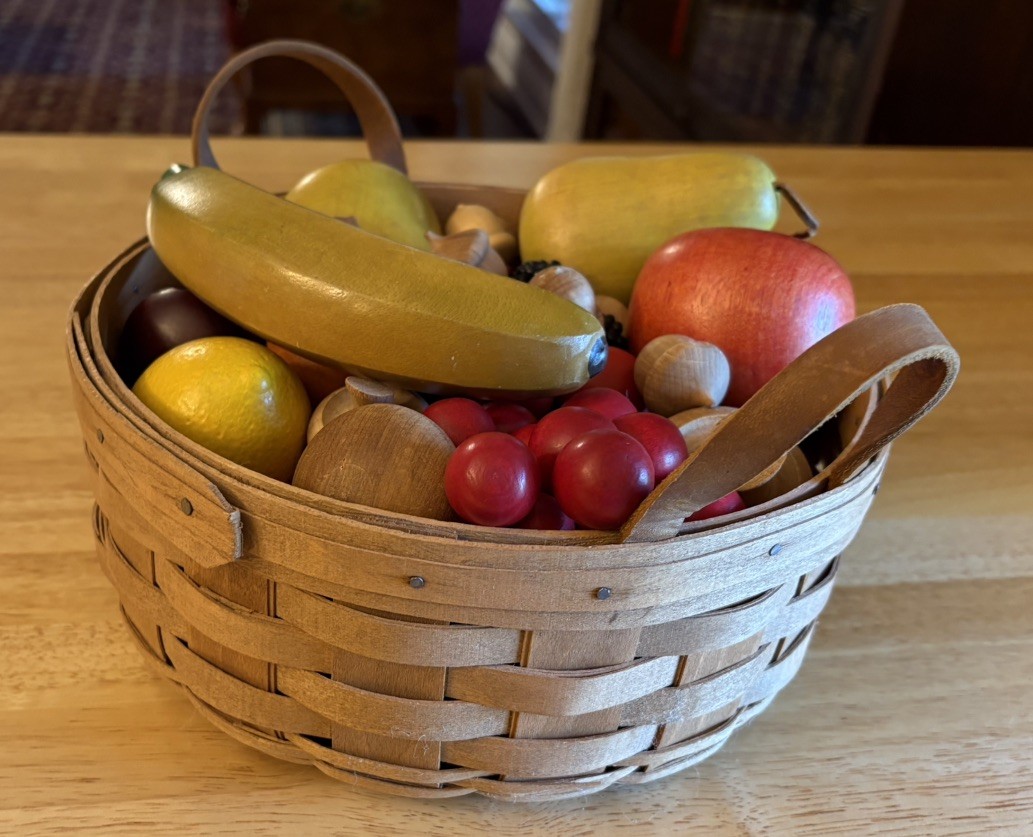 Longaberger 1986 basket with leather handles and large lot of Wooden Fruit Longaberger 1986 basket with leather handles and large lot of Wooden Fruit