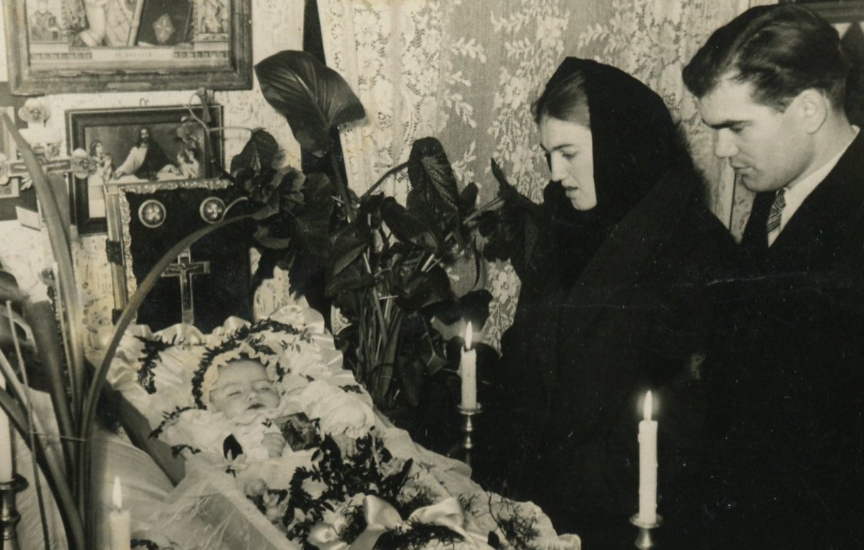 Baby child post mortem funeral mourning family children vintage photo
