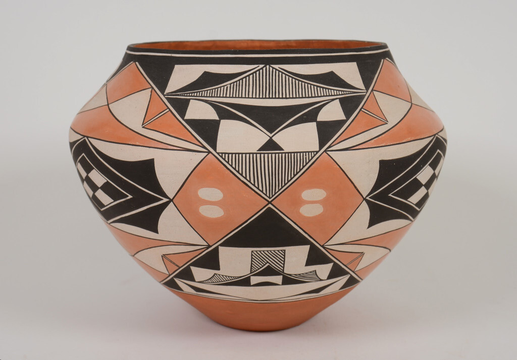 Pottery: Acoma by Wanda Aragon \
