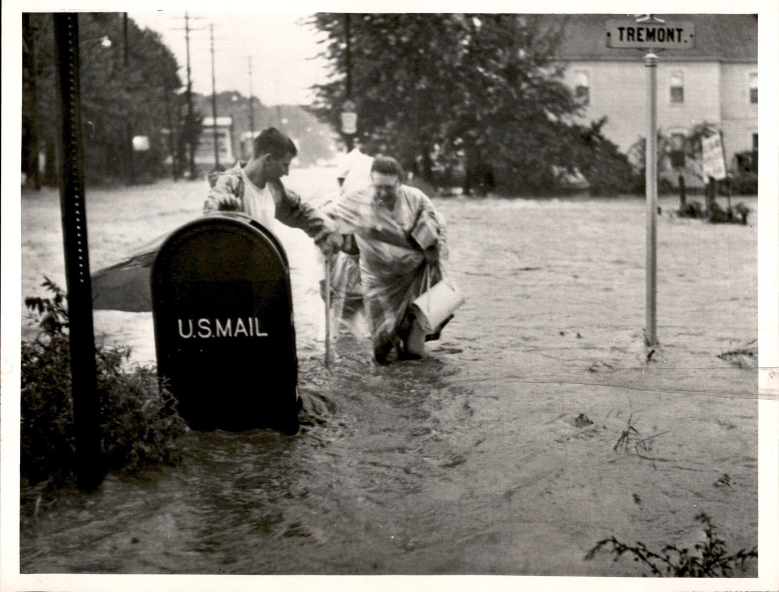 LG976 1961 Original UPI Photo GALLANT GESTURE HELPING WOMEN IN HURRICAN CARLA