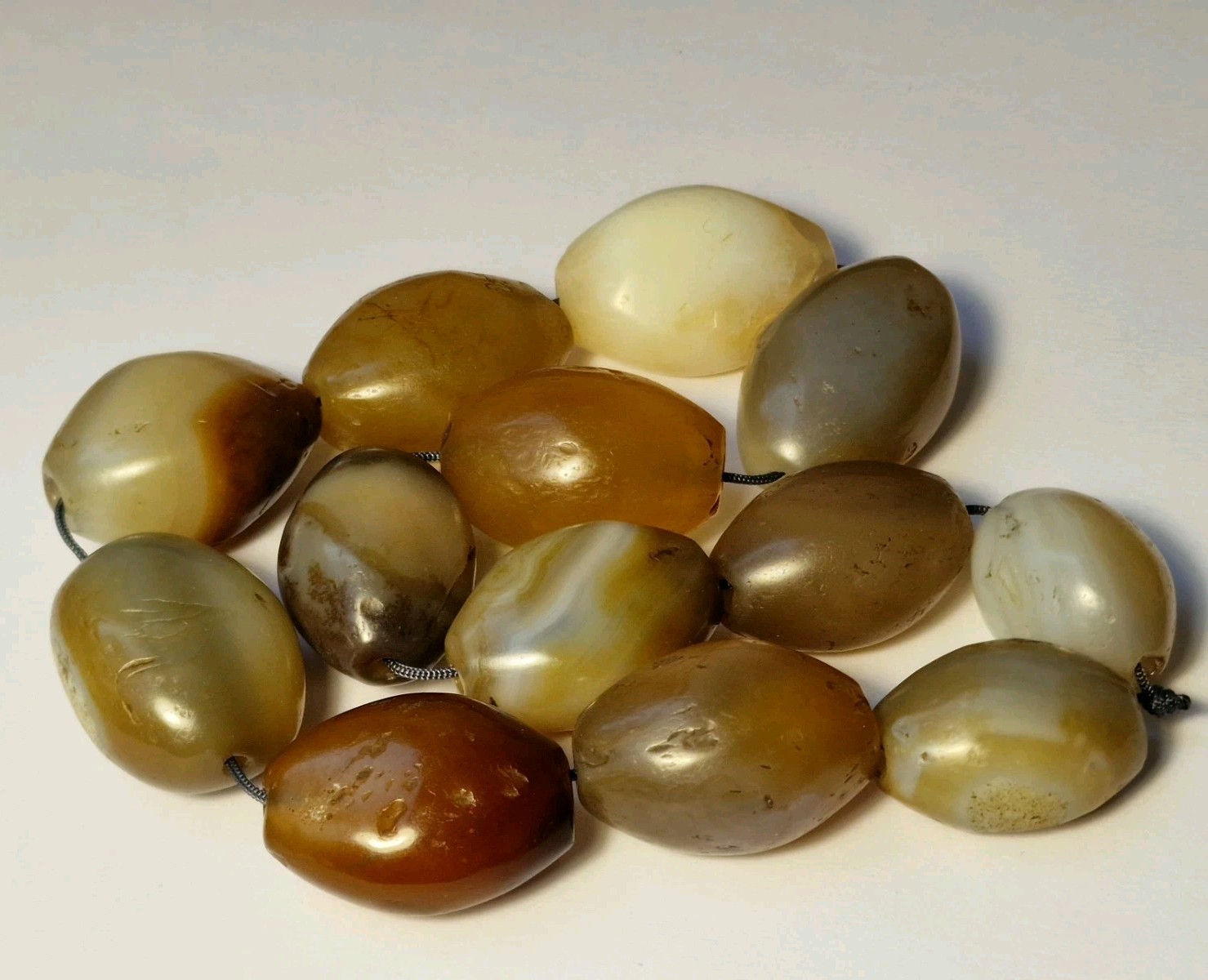 A BEAUTIFUL STRAND OF 13 ANCIENT LARGE WESTERN ASIAN AGATE BEADS (36cm)