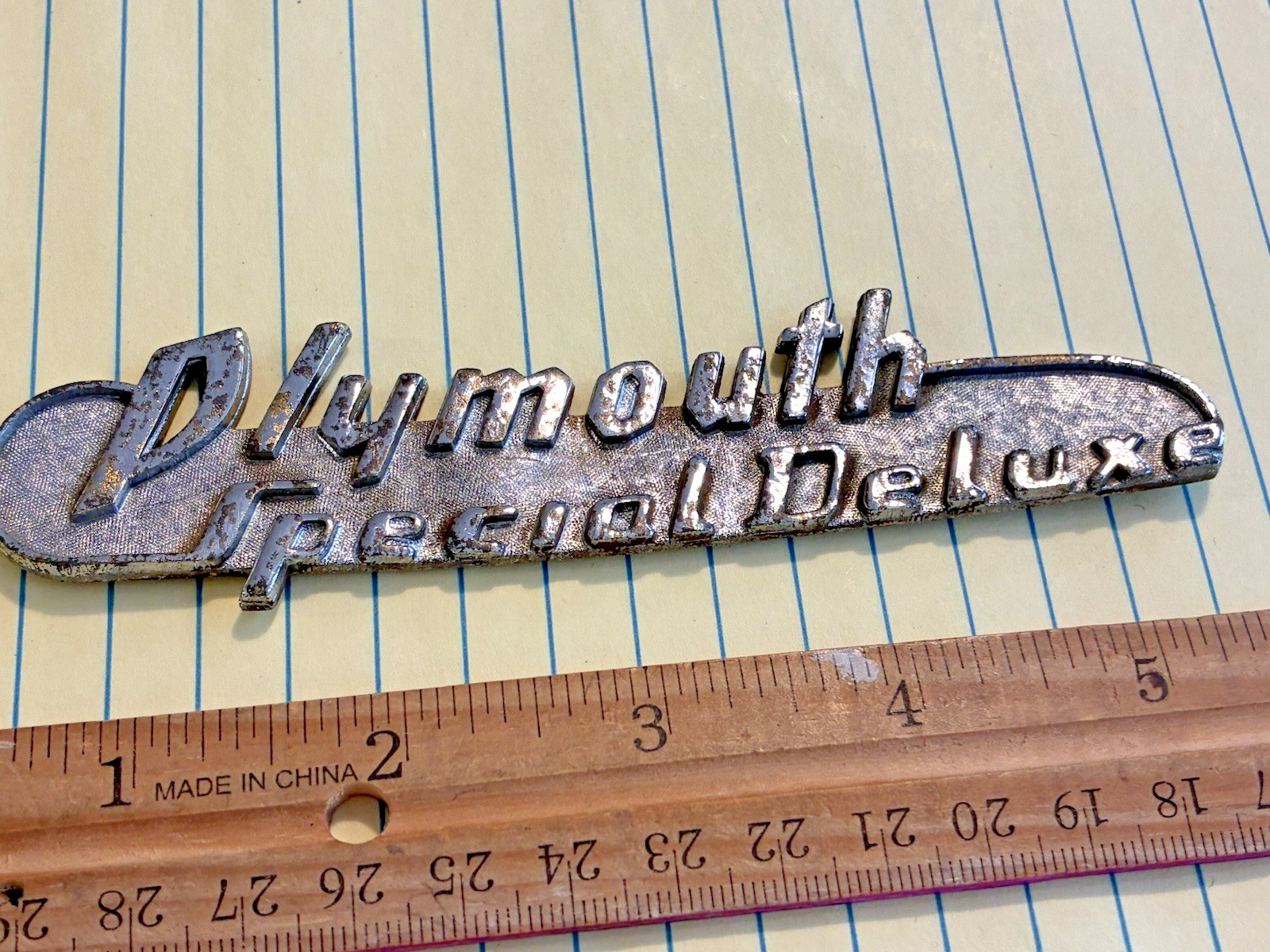 VINTAGE 1940s PLYMOUTH SPECIAL DELUXE EMBLEM NAMEPLATE BADGE - LOOK