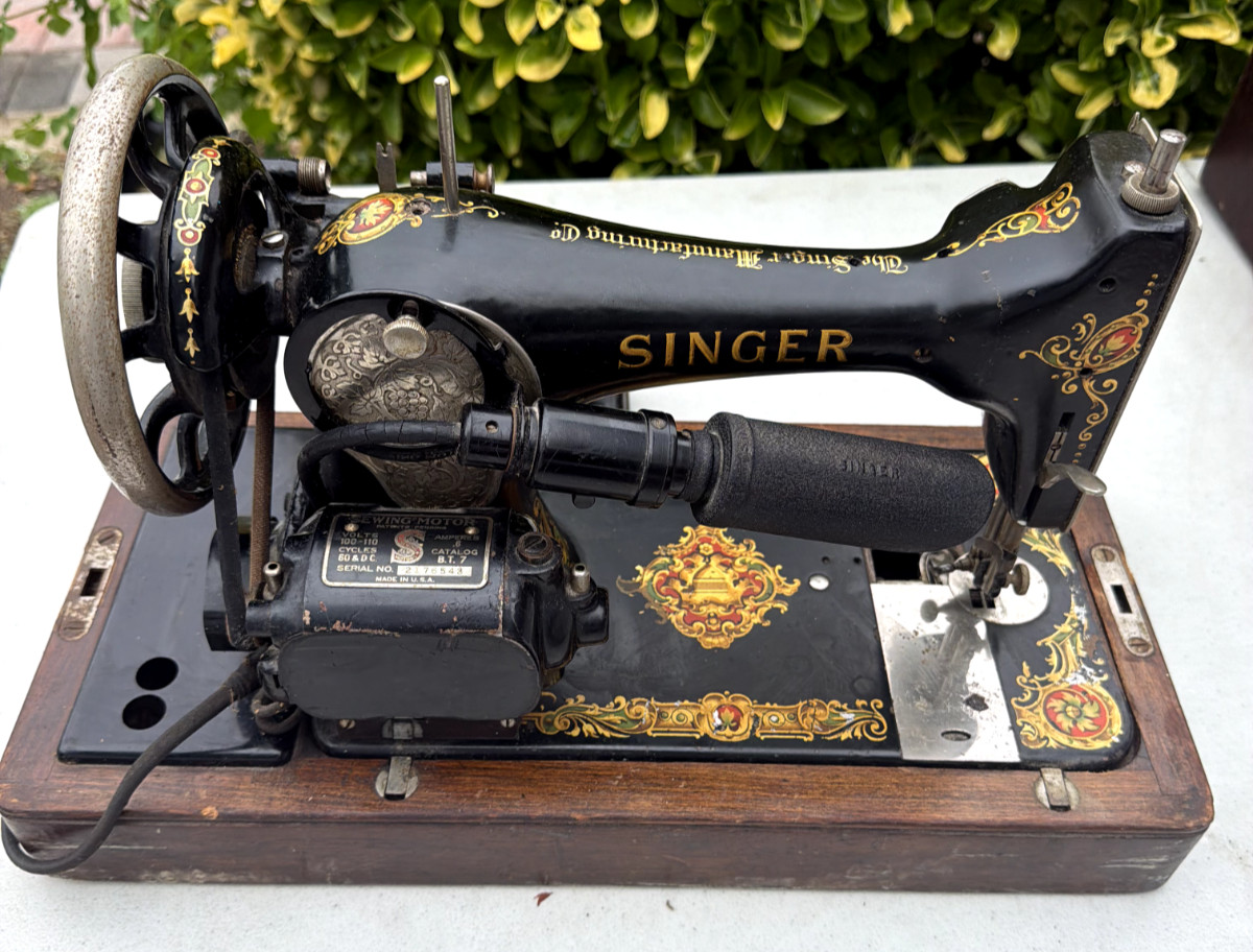1922 Singer Model 128 La Vencedora Portable Sewing Machine No Power Cord 1922 Singer Model 128 La Vencedora Portable Sewing Machine No Power Cord