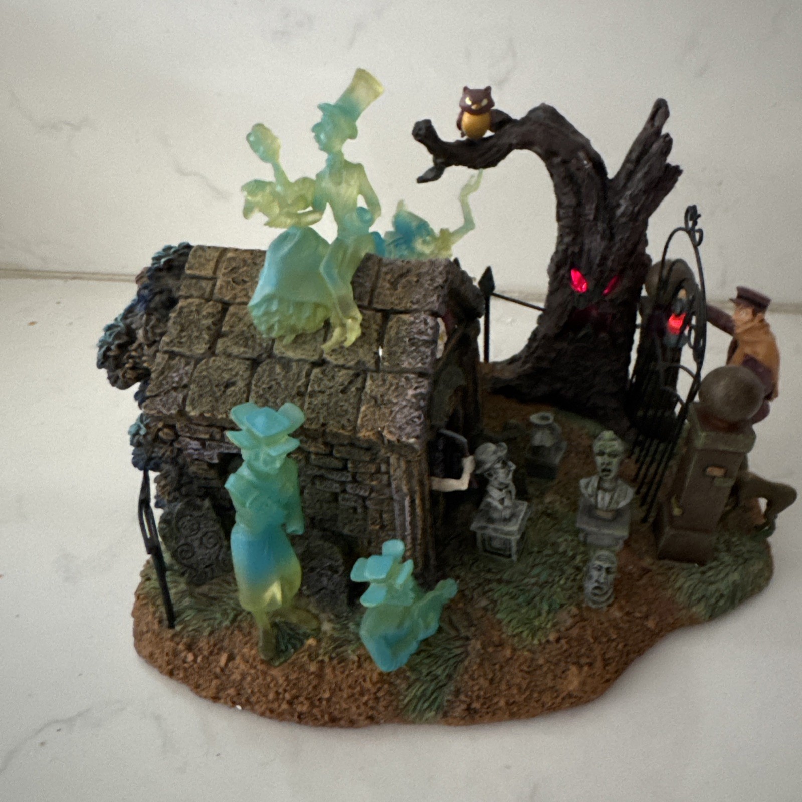 Disney Haunted Mansion Light Up Graveyard Crypt Figurine 28182 Vintage Rare 2002 Disney Haunted Mansion Light Up Graveyard Crypt Figurine 28182 Vintage Rare 2002