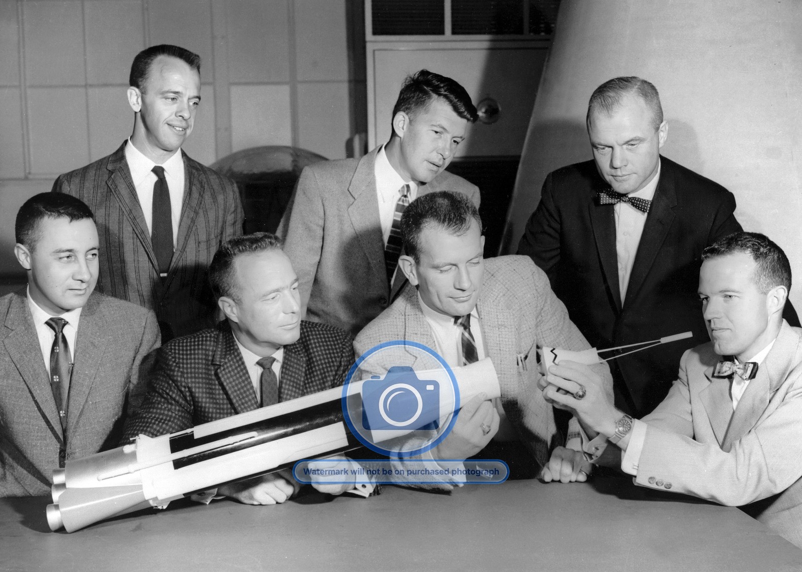 THE MERCURY SEVEN ASTRONAUTS CREW POSING WITH ATLAS MODEL 1959 5X7 NASA PHOTO THE MERCURY SEVEN ASTRONAUTS CREW POSING WITH ATLAS MODEL 1959 5X7 NASA PHOTO