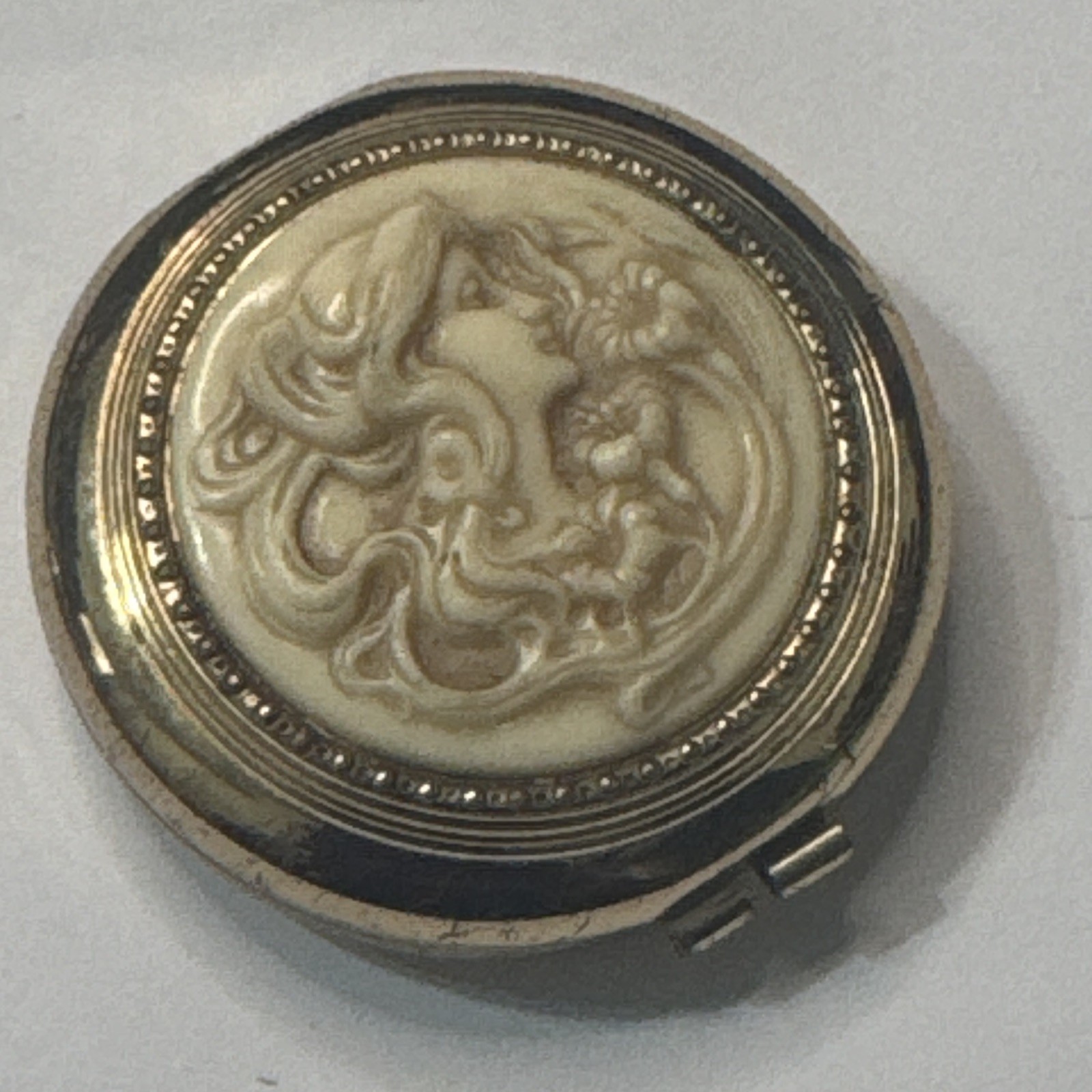 Vintage Gold Tone Round Hinged Cosmetic Compact Mirror w/ Cameo Lady Insert