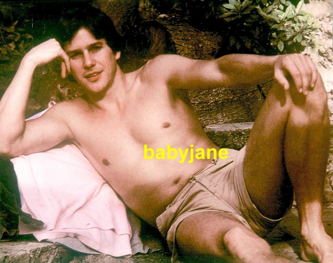 001 TIM MATHESON YOUNG BARECHESTED IN SHORTS BEEFCAKE COLOR PHOTO