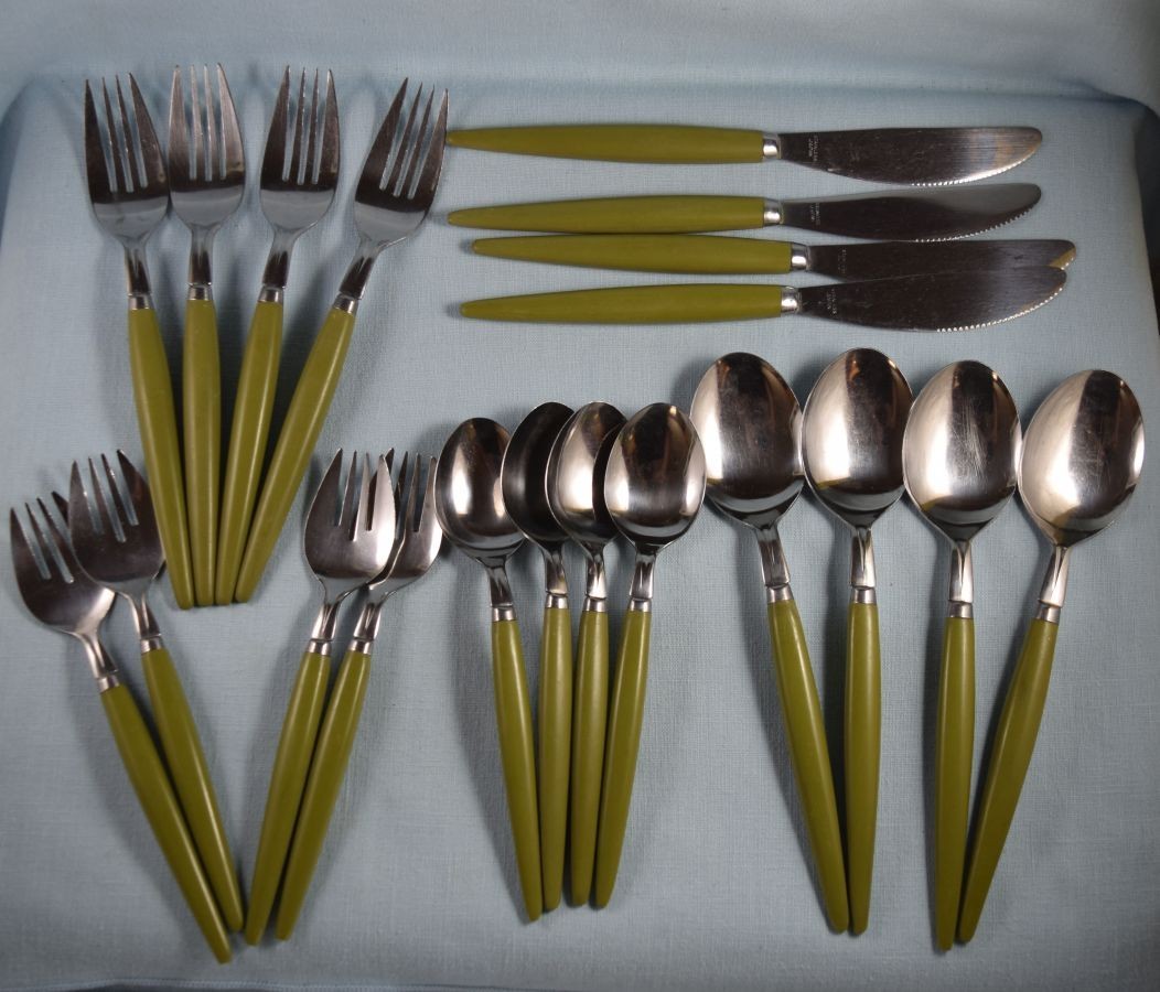 Vtg MCM Japan Green Plastic Handles 20 Piece Set Flatware Service for 4