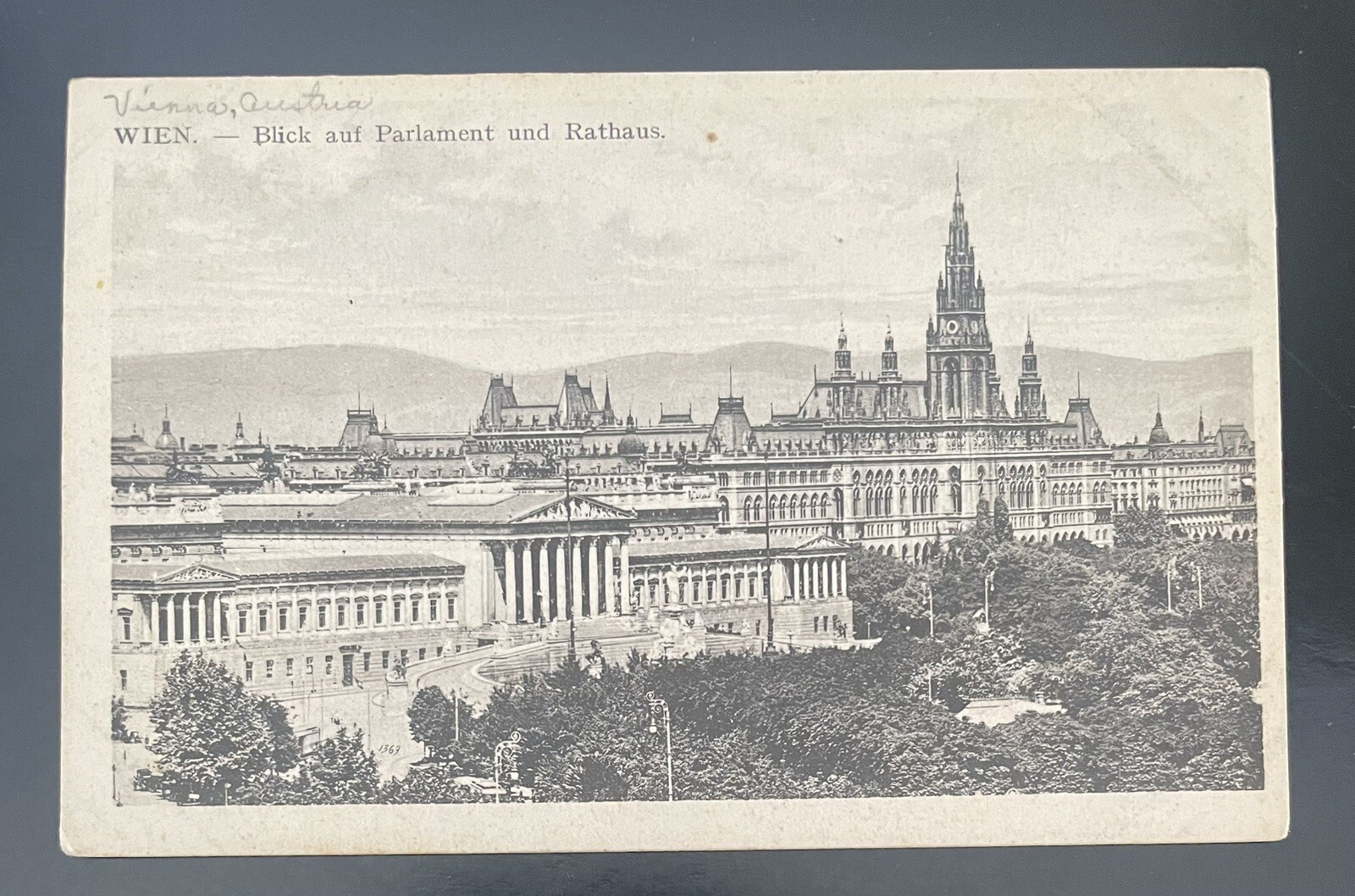 AUSTRIA-BLICK AUF PARLAMENT UND RATHAUS-POST CARD-UNUSED-J964