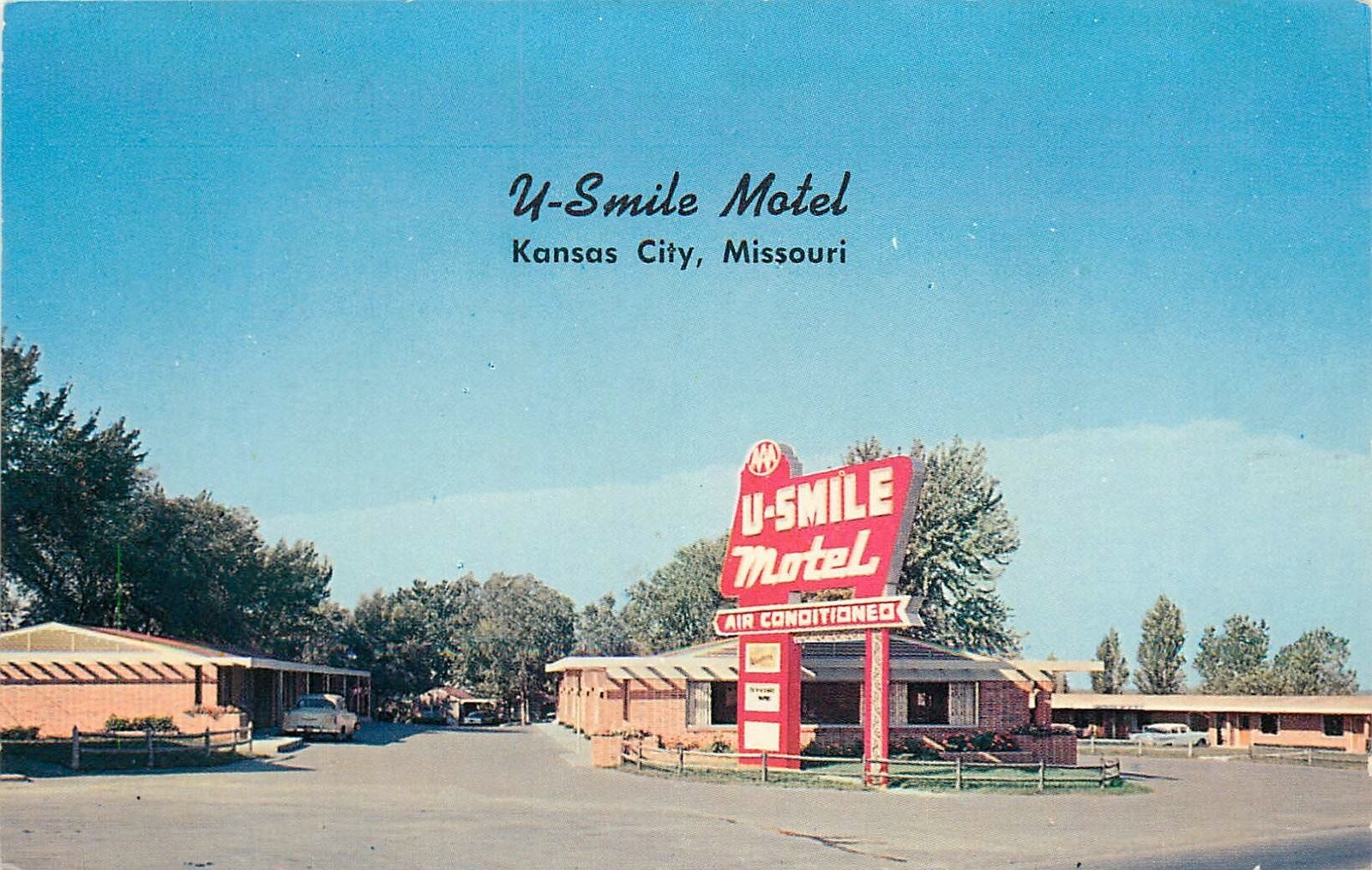 Postcard 1950s Kansas City Missouri U Smile Motel occupation autos Cub 24-6913