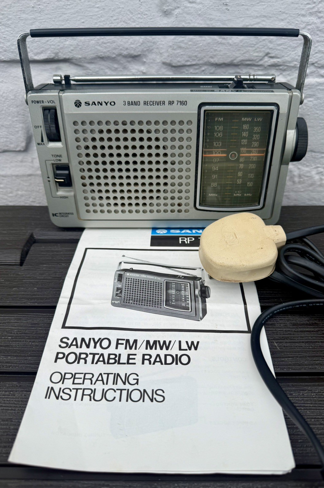 Sanyo RP 7160 Portable Radio FM MW LW 3 Band Receiver 1970s 1980s 