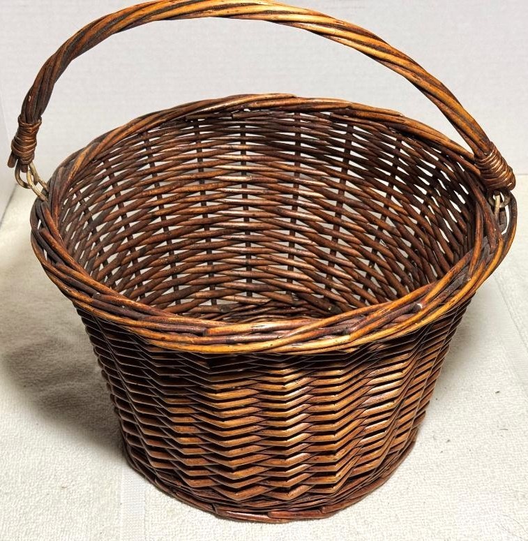 Vintage handled wicker basket, 11 inches wide