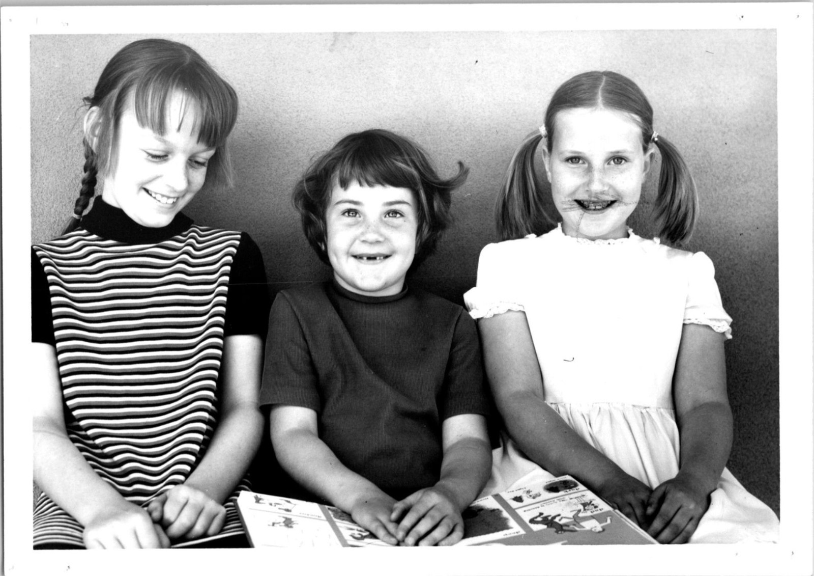 Three Young Girls Sitting Together Reading A Book B+W Found Photo V2766