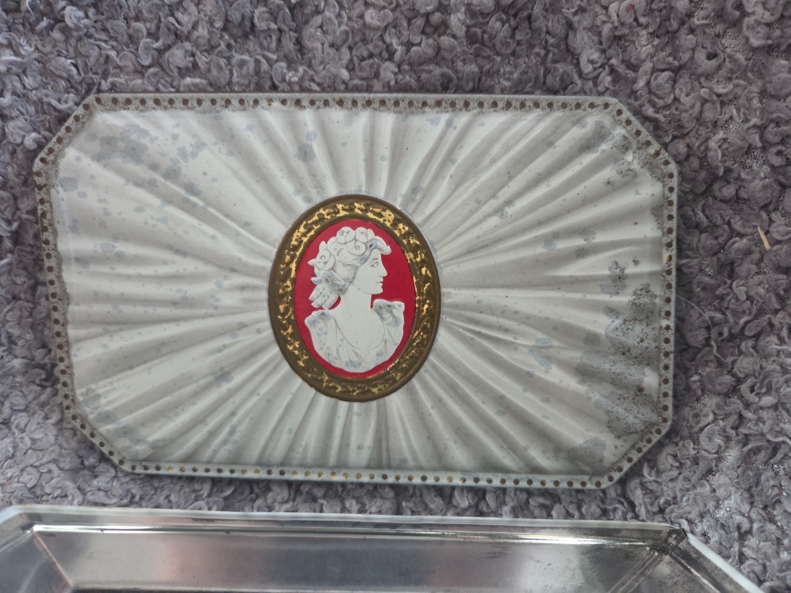 vintage Carr's of Carlisle biscuit tin featuring a cameo portrait In Good Cond