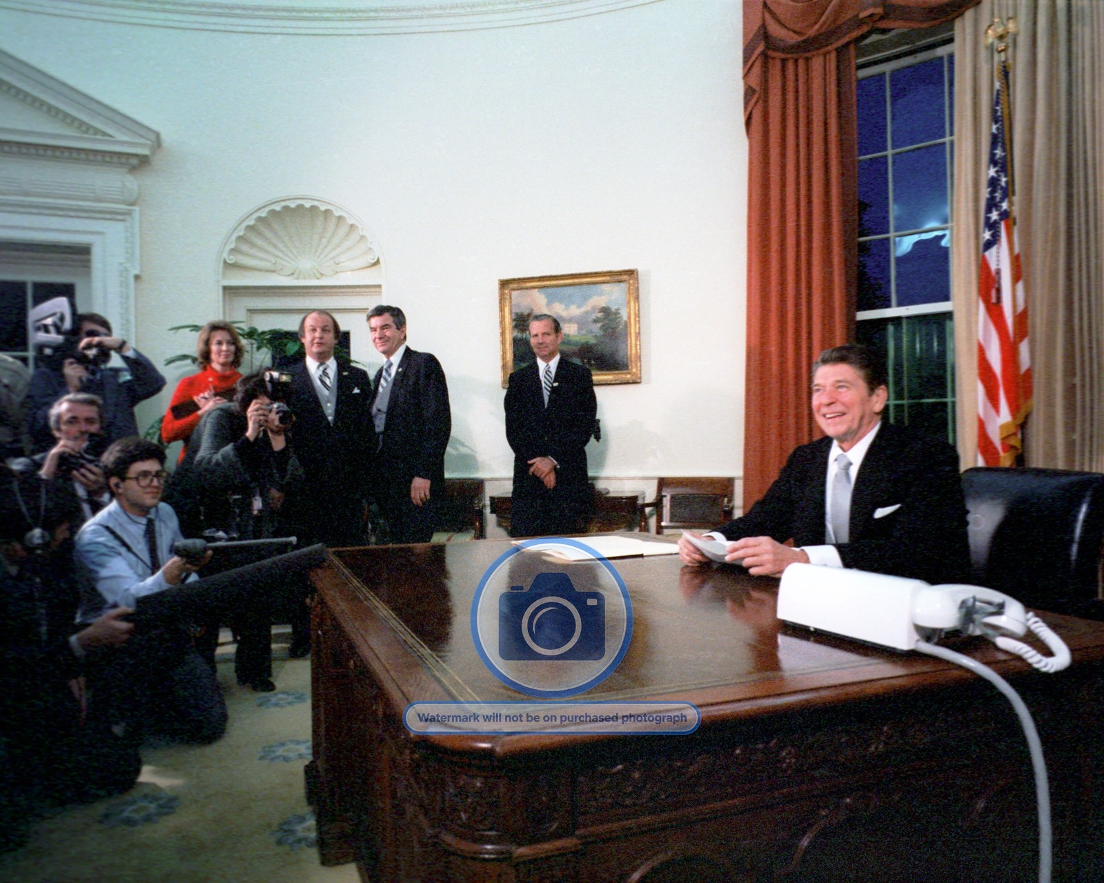 PRESIDENT RONALD REAGAN OVAL OFFICE MEETING PRESS 1981 8X10 PHOTO