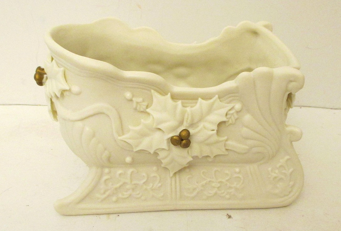 Vintage Elegant Porcelain Holly Christmas  Sleigh 5.5\