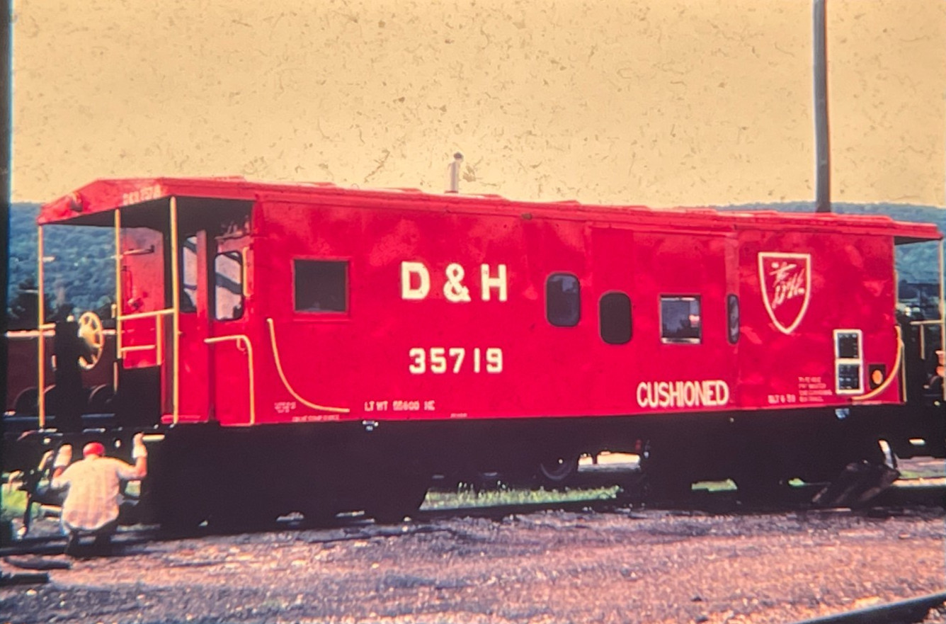 Delaware & Hudson Railroad Cabooses #35719 - 35mm Photo Slide