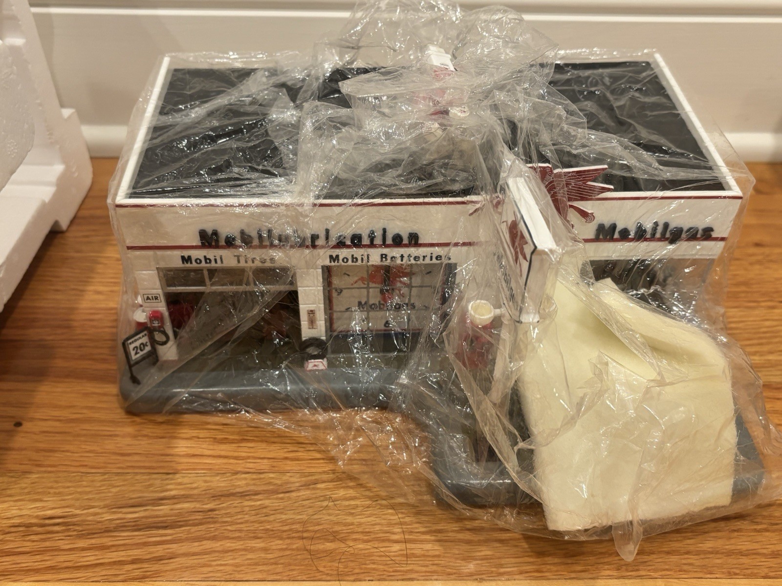 Danbury Mint 1950\'s Mobil Gas Lighted Garage Service Station w/ Clock 1:32 Scale