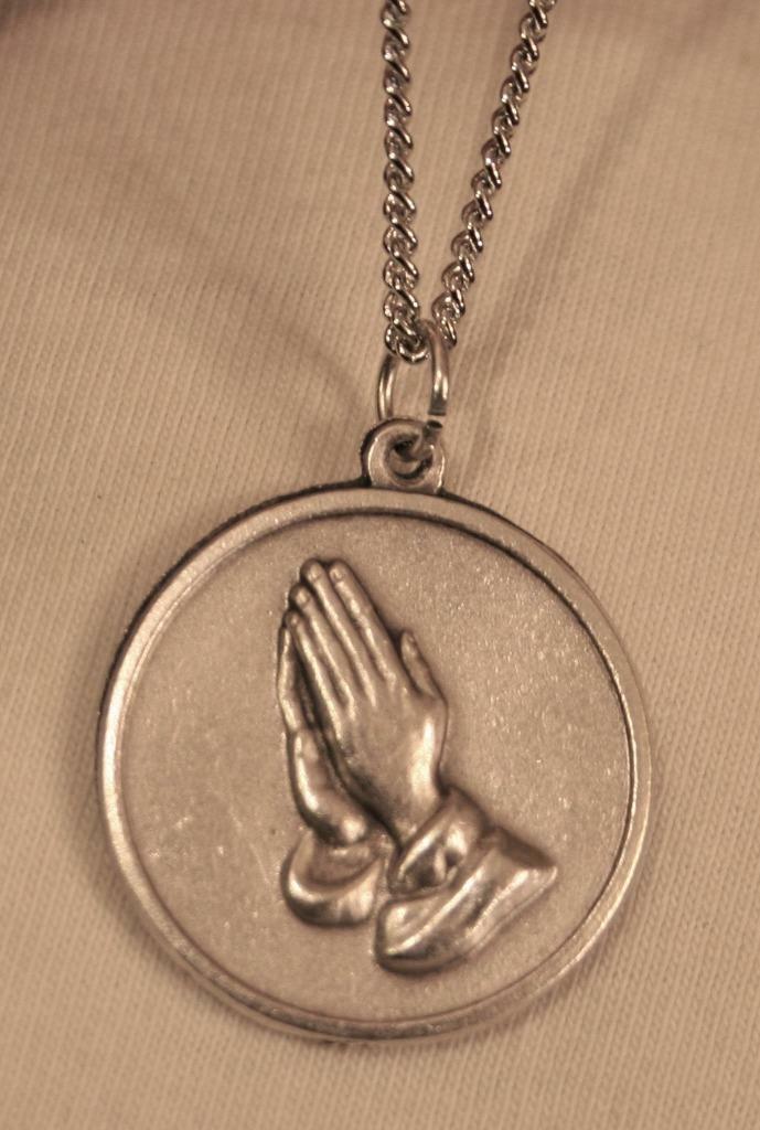 Handsome Shiny Rimmed Praying Hands Serenity Prayer Medal Silvertone Necklace