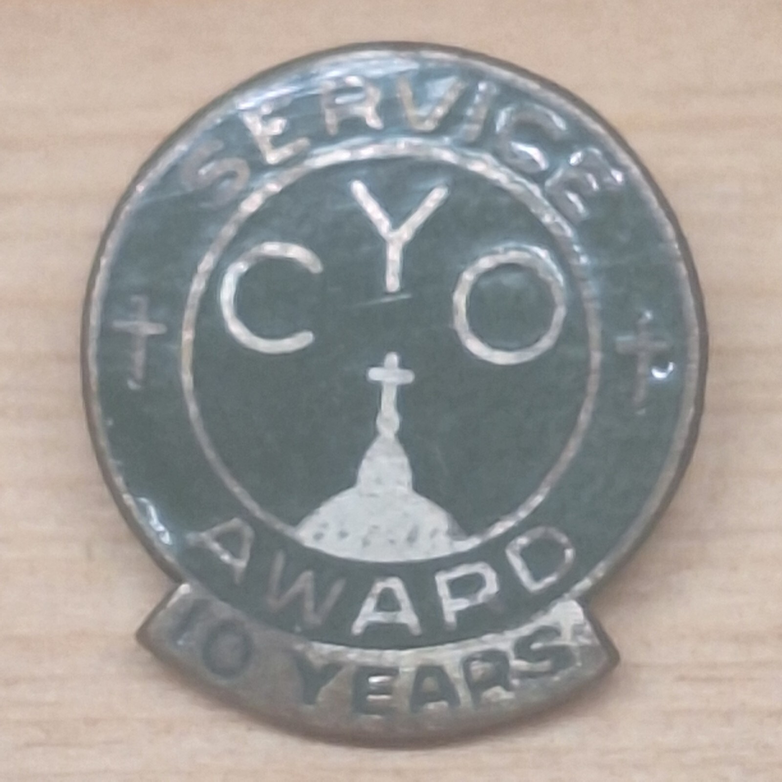 VINTAGE GREEN C.Y.O. SERVICE AWARD 10 YEAR SCREWBACK PIN SMALL 1/2\