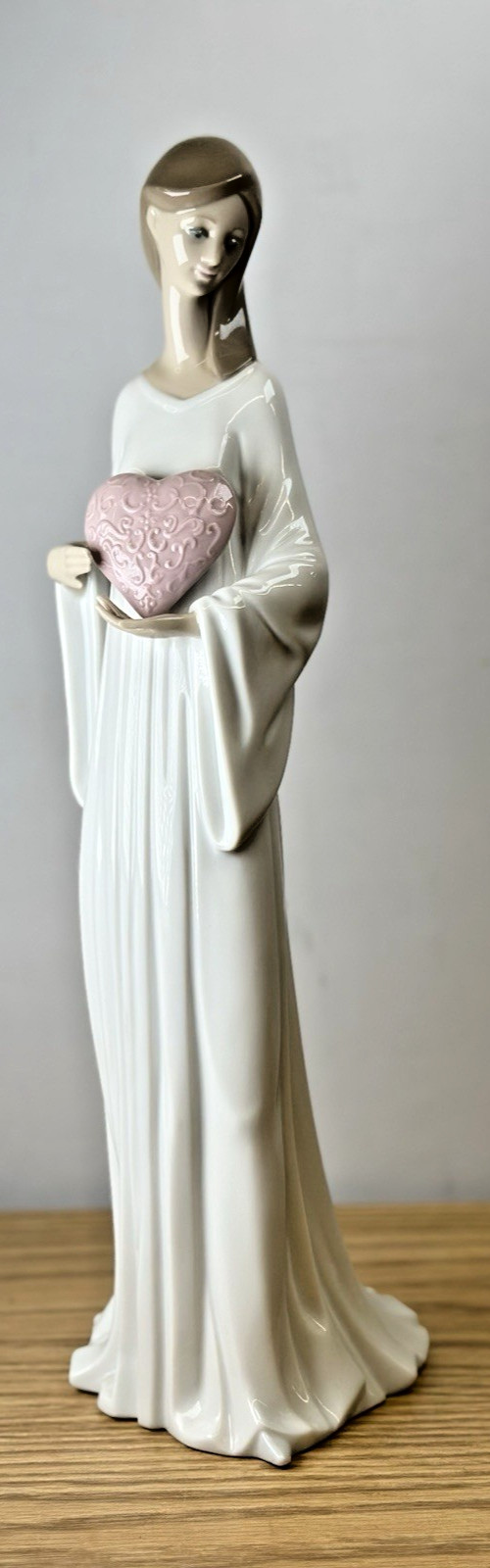 Rare Lladro 6379 “LOVE” Lady Holding a Pink Spanish Lace Heart 14.5” Tall w/ Box