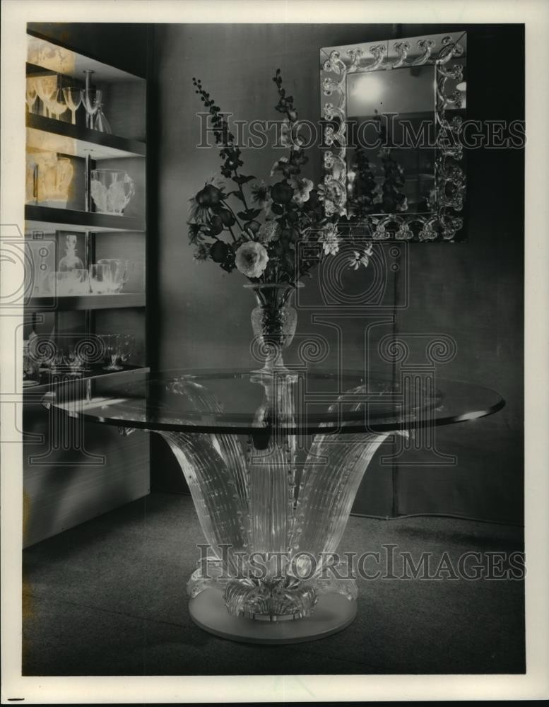 1987 Press Photo Lalique Cactus Table Bought For $40,700 At Sotheby's Auction