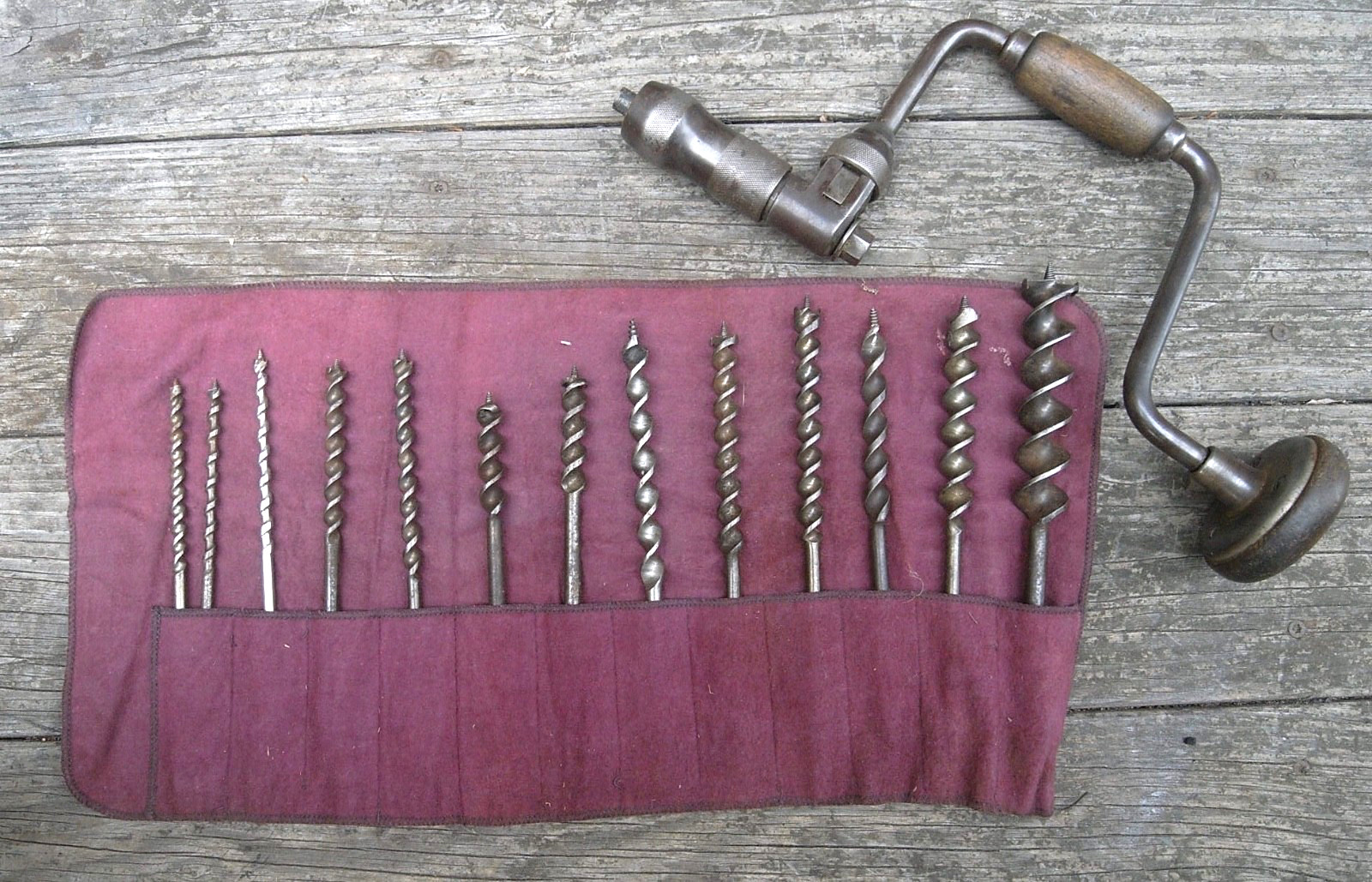 VINTAGE GOODELL+PRATT -TOOLSMITHS- BIT BRACE w/ 13 JENNINGS PATTERN AUGER BITS