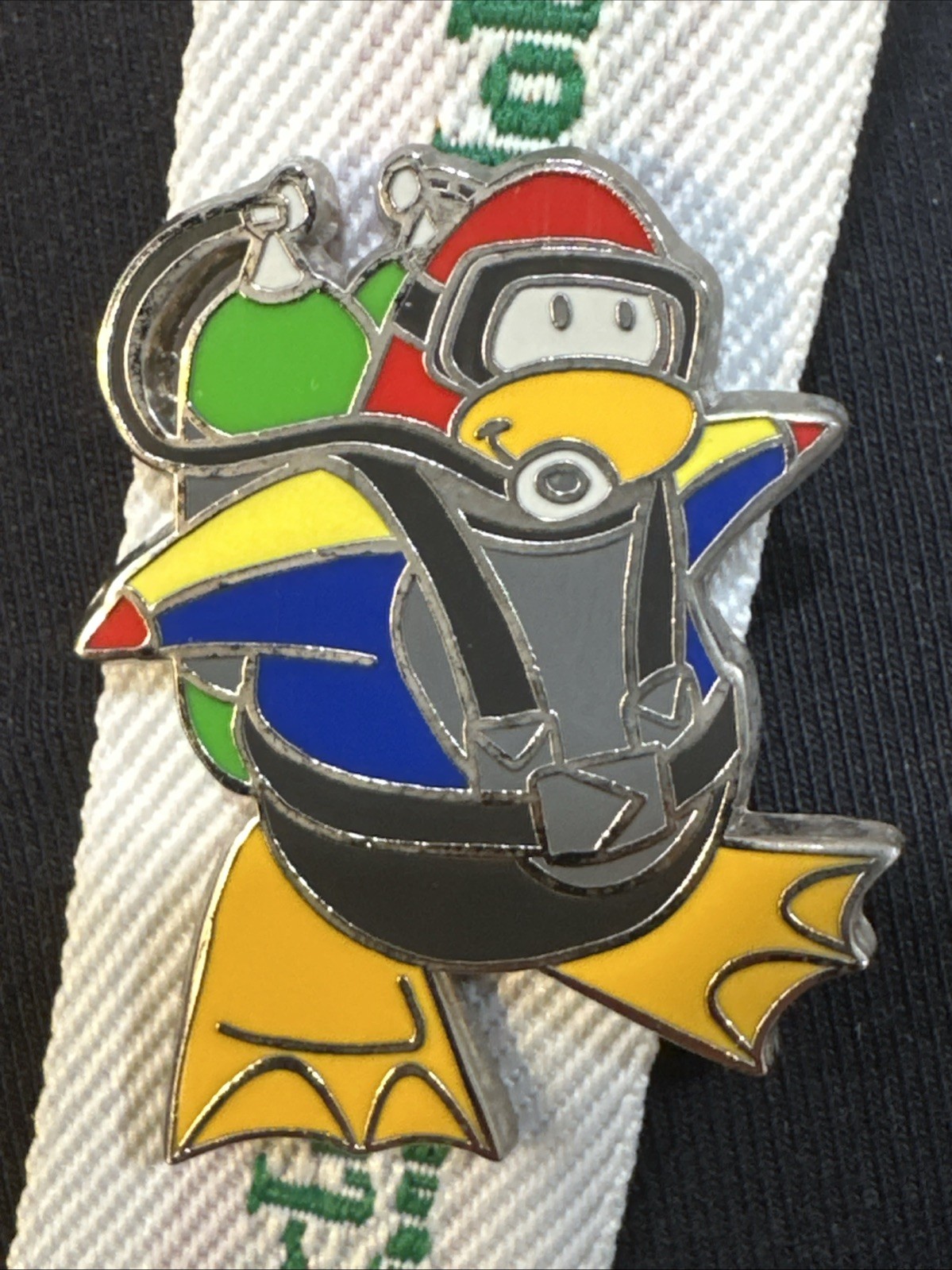 L@@K OFFICIAL DISNEY PIN CLUB PENGUIN MYSTERY PIN 2010 SCUBA DIVER HARD TO FIND
