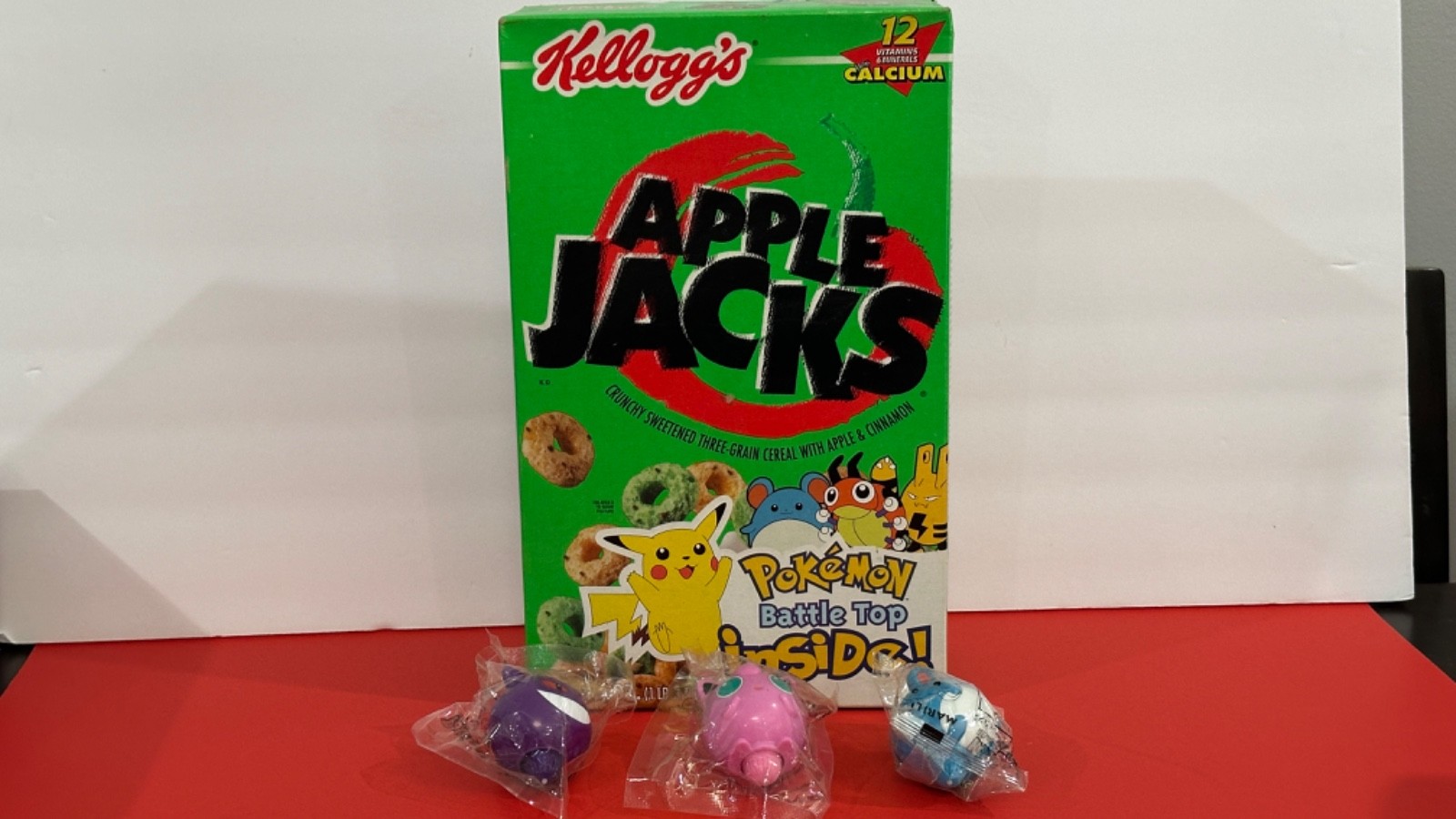 Kellogg\'s Apple Jacks Full Cereal Box with 4 Poke\'Mon Battle Tops MIP-2000