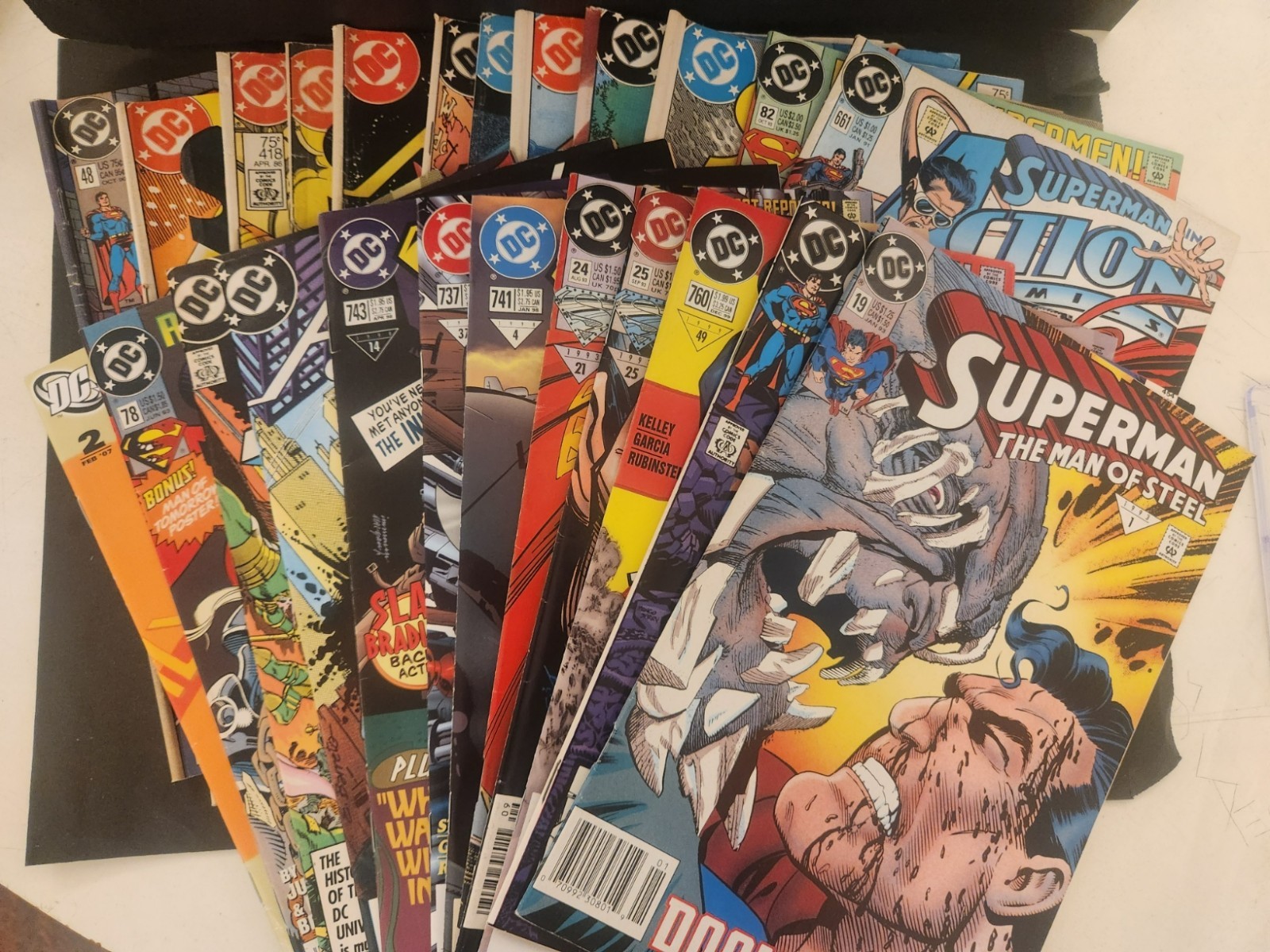 Comic Book Lot - SUPERMAN - CHARACTER BUNDLE Box (20+ COMICS) - 2143