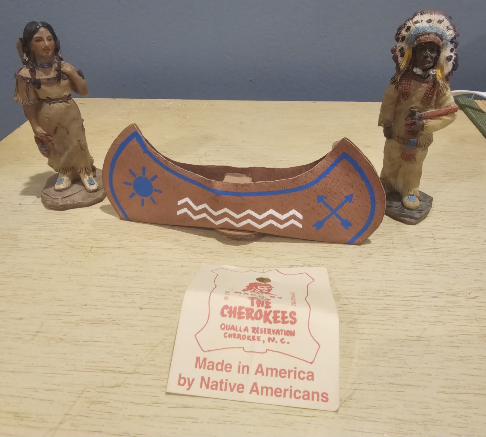 The Cherokee Native American Boat With 2 Figurimes
