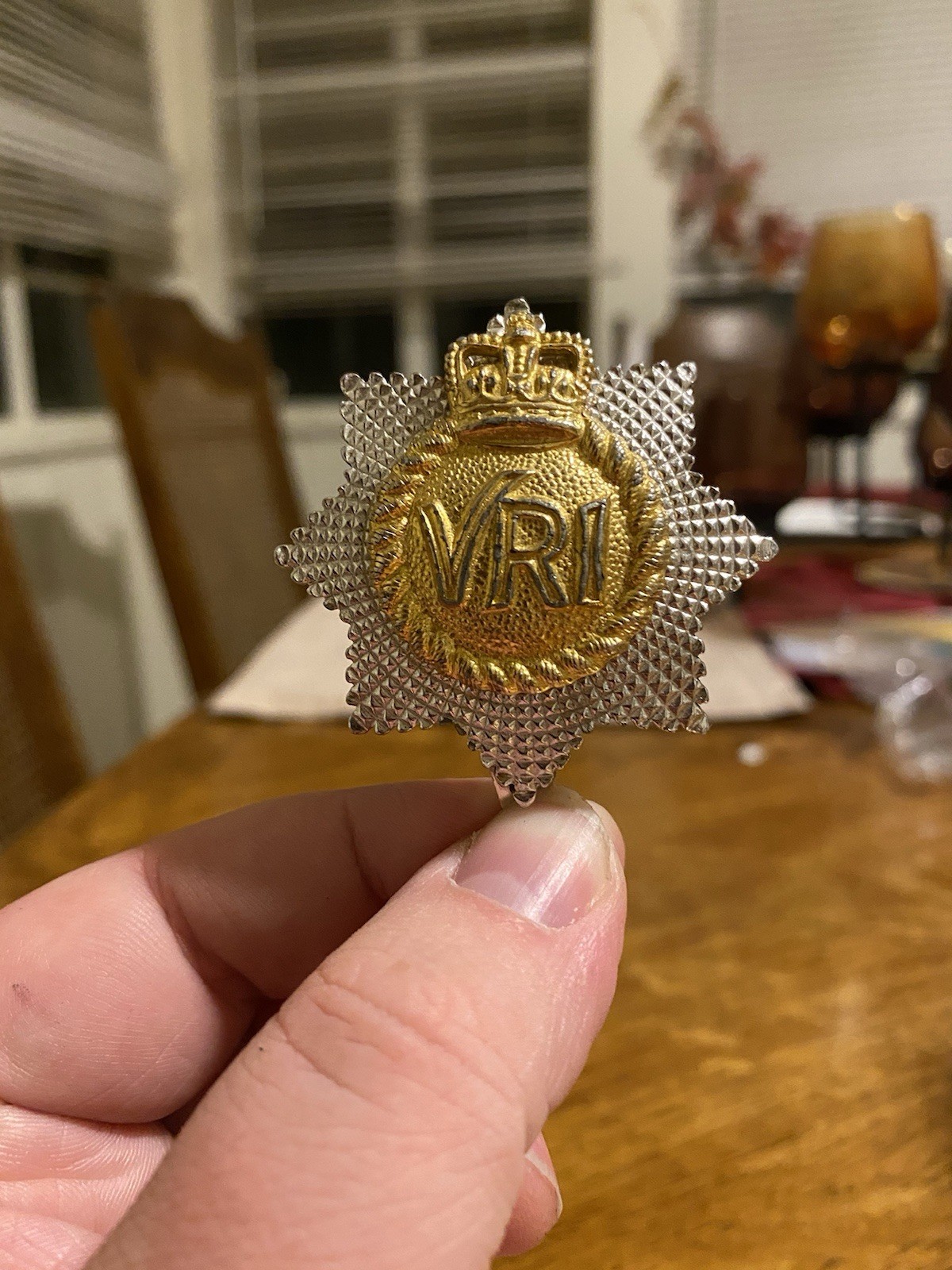 Royal Canadian Regiment VRI Cap Badge Queens Crown Post 1953 Militaria