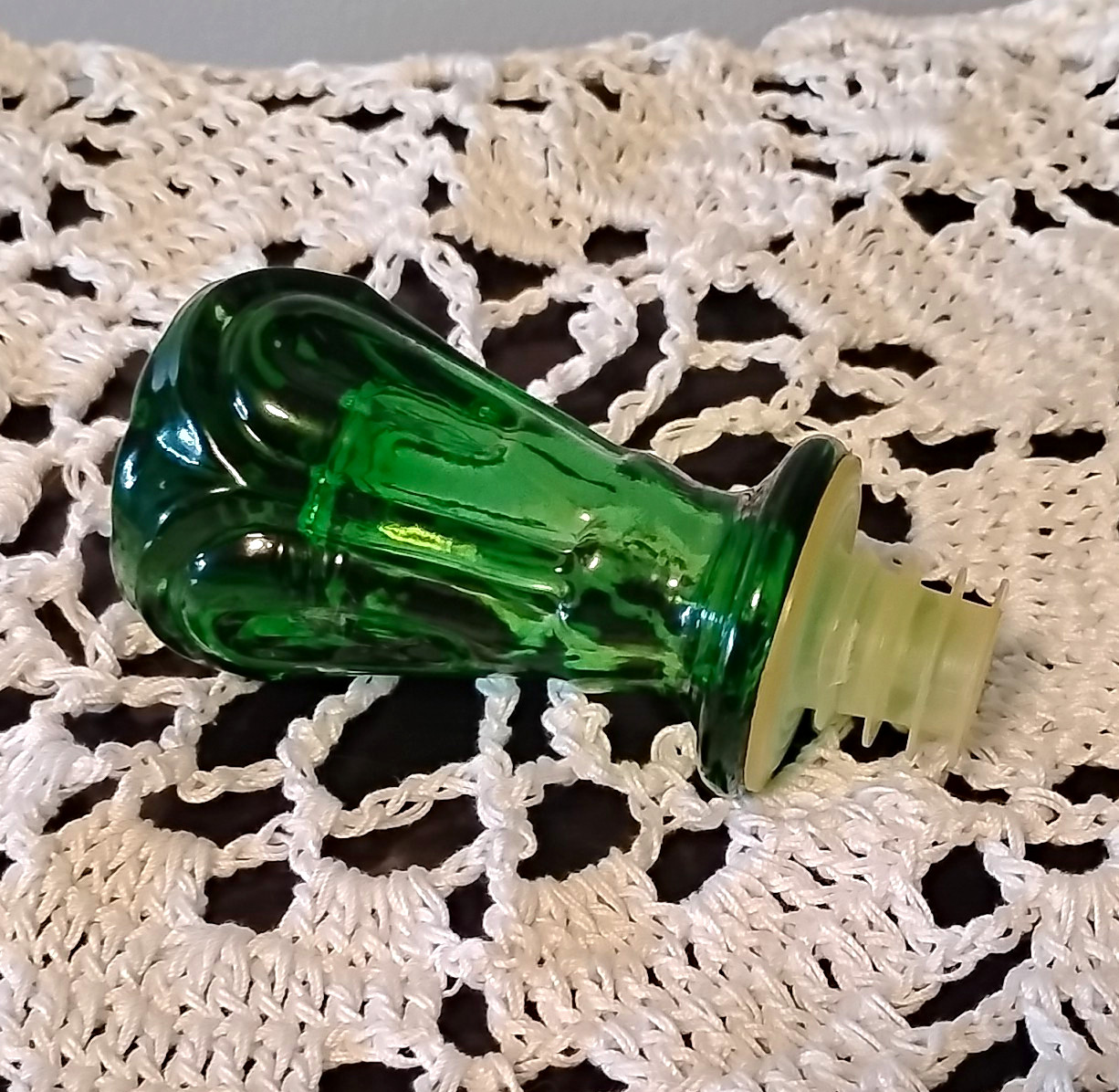 Empoli Green Glass Bottle Stopper w/ Plastic Ribbed Insert, Starburst Pattern