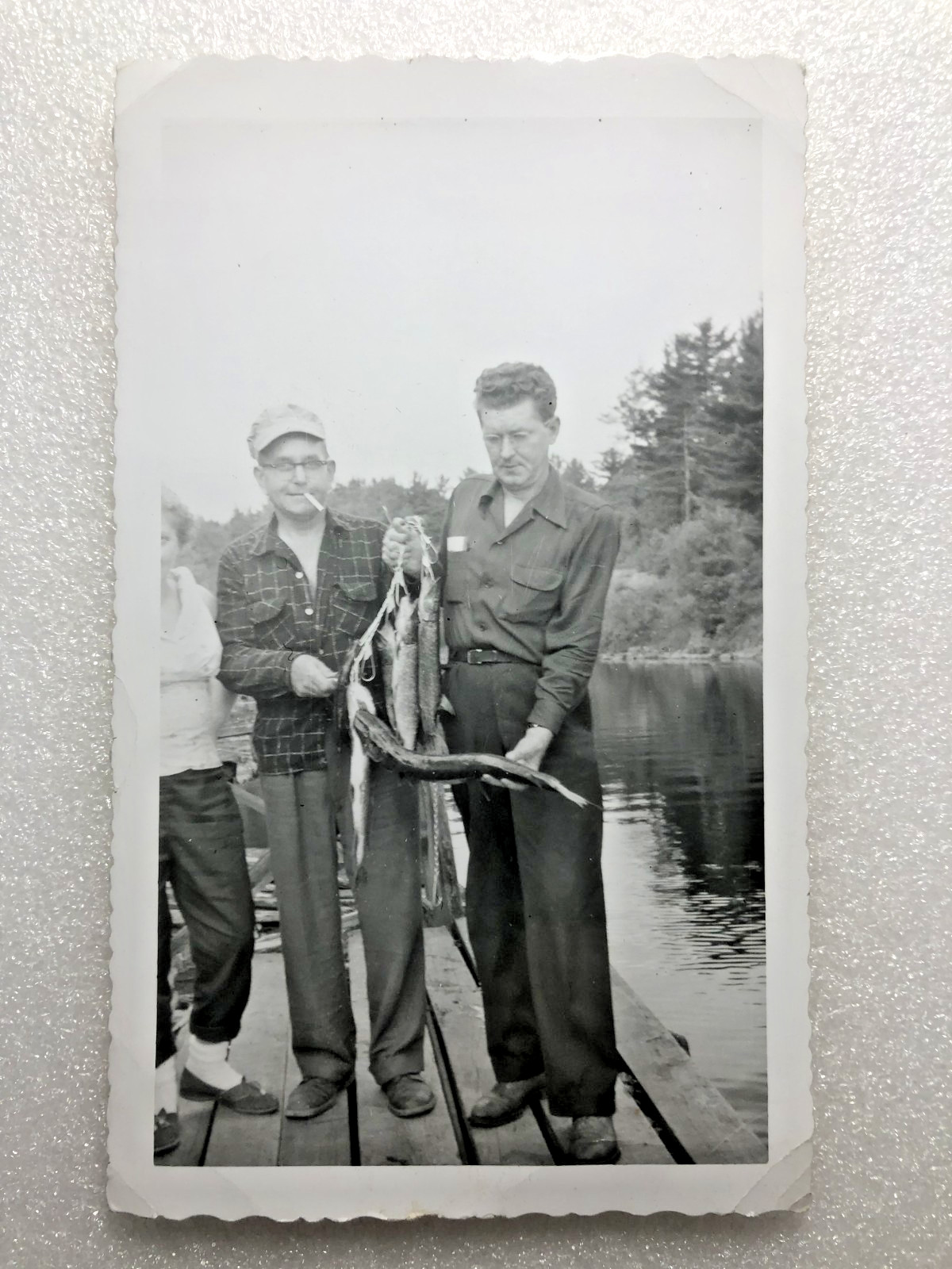 VINTAGE FISHING PHOTO 6\'\' X 3.5\'\' THE FISHERMEN ARE SHOWING THEIR CATCH