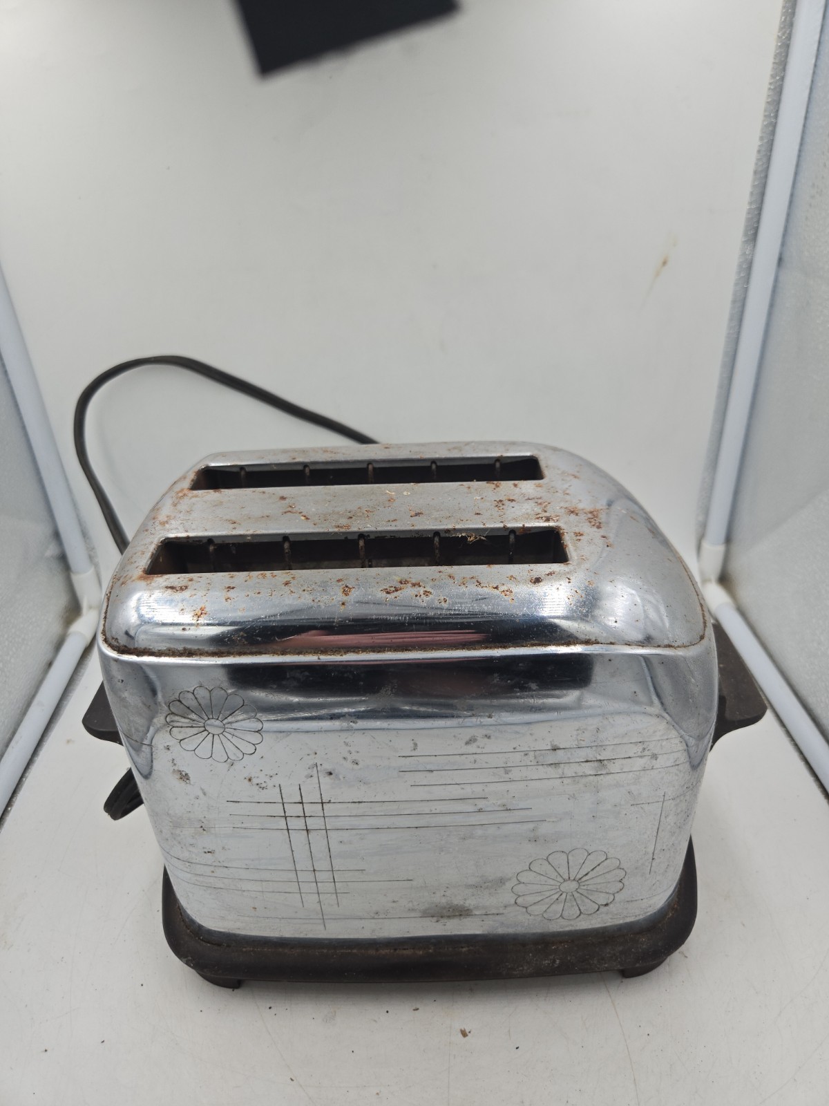Toaster Art Deco Toastmaster Daiseys Chrome Model 1B6 Brown Bakelite Handles 