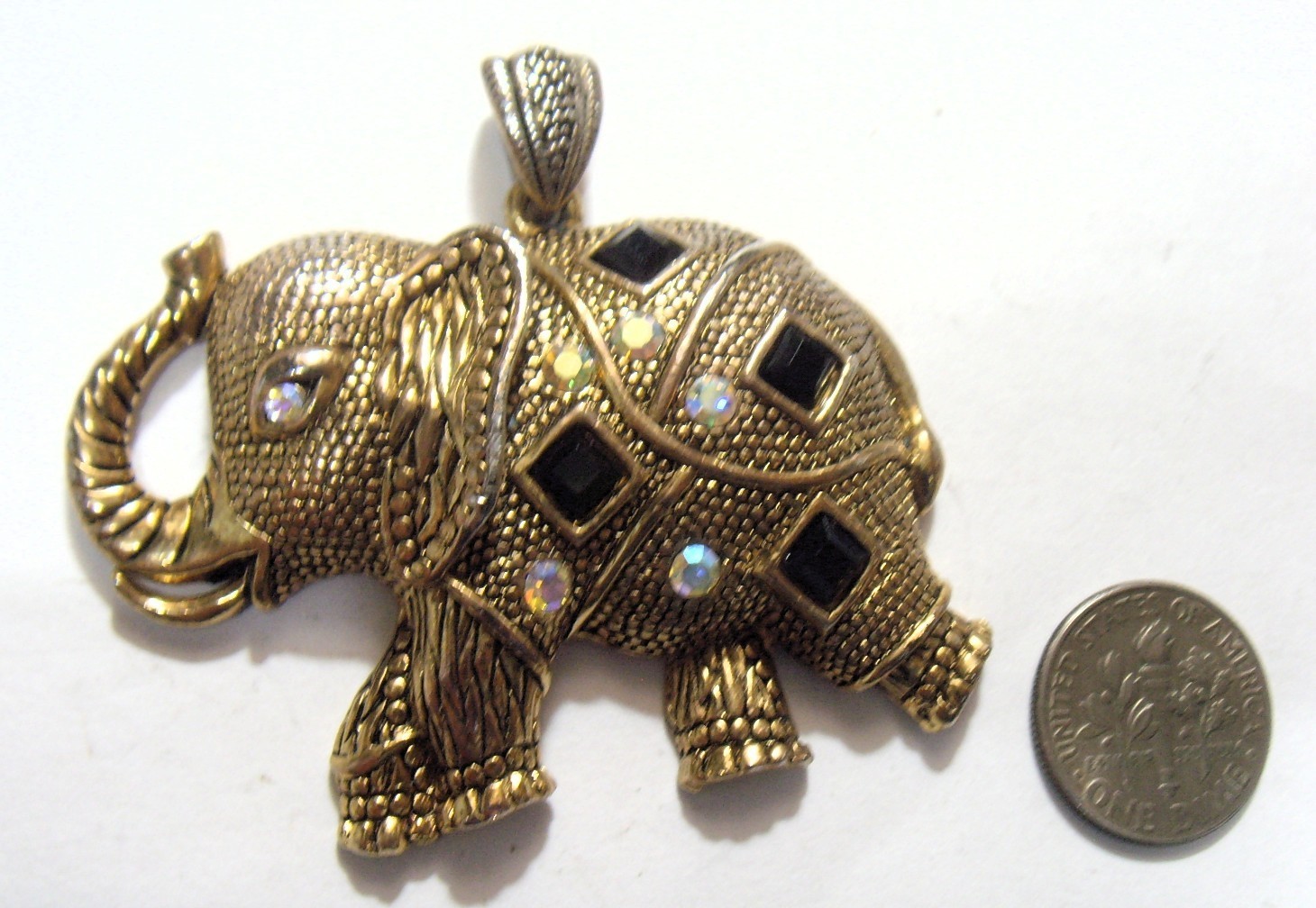 vintage 56 mm gold tone metal Elephant Luca Razza? unmarked pendant 55130