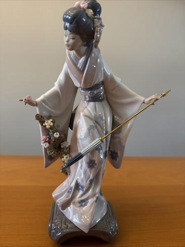 Lladro Japanese Geisha 1451 “Teruko” w/ Folded Parasol – Beautiful Lladro Japanese Geisha 1451 “Teruko” w/ Folded Parasol – Beautiful