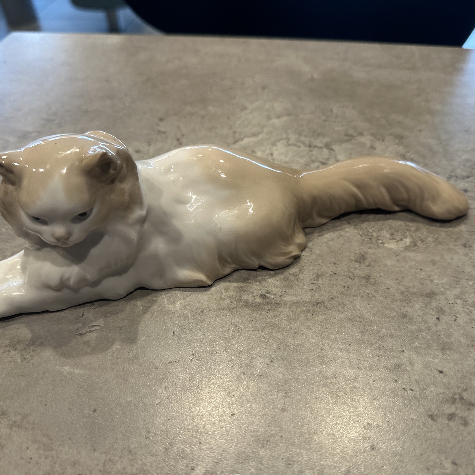 NAO LLADRO CAT ANGORA PERSIAN 10 1/4 IN LONG BEAUTIFUL LYING CAT OR KITTEN