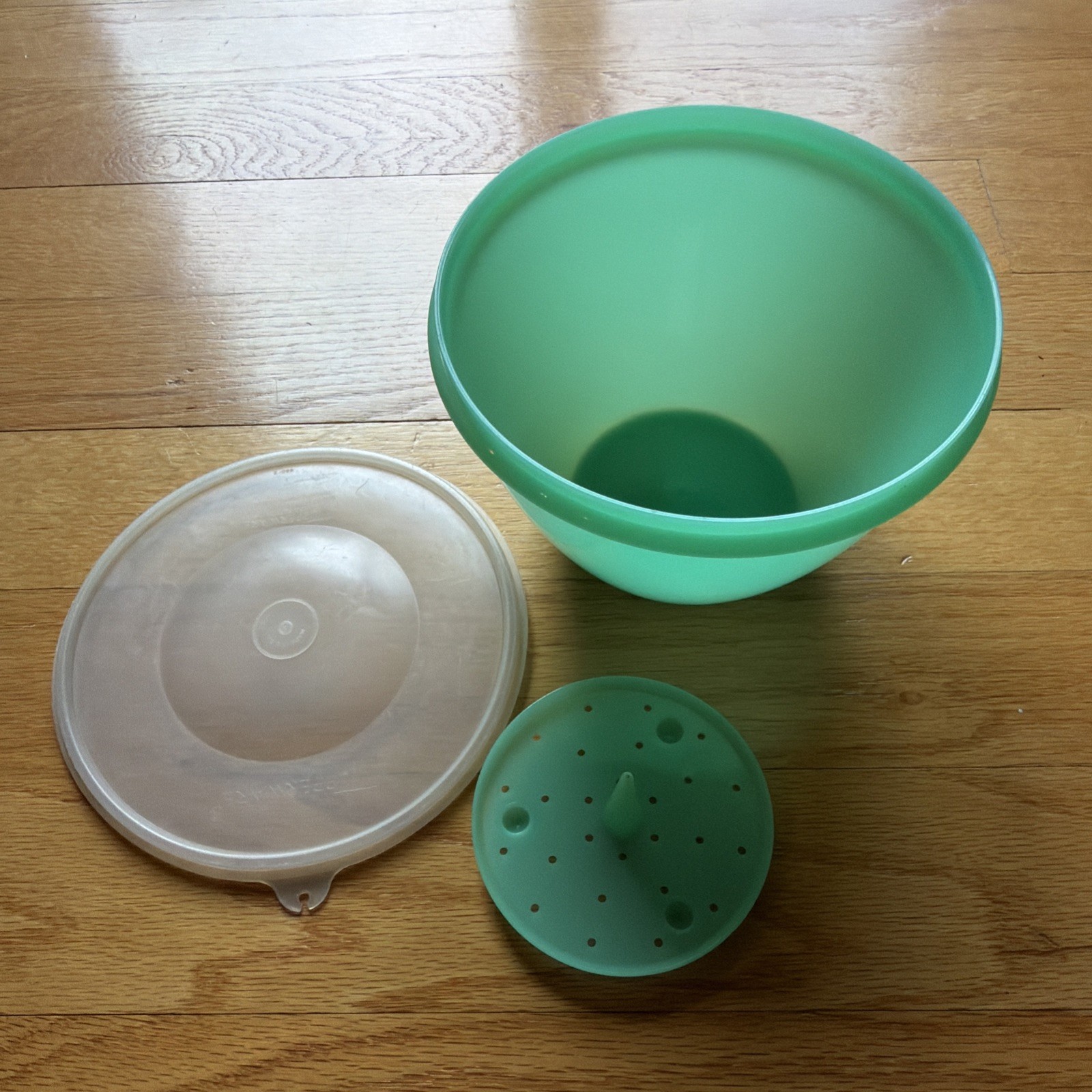 Vintage Tupperware Jadeite Green Crisp-It #679 Lettuce Keeper Lid And Spike Vintage Tupperware Jadeite Green Crisp-It #679 Lettuce Keeper Lid And Spike