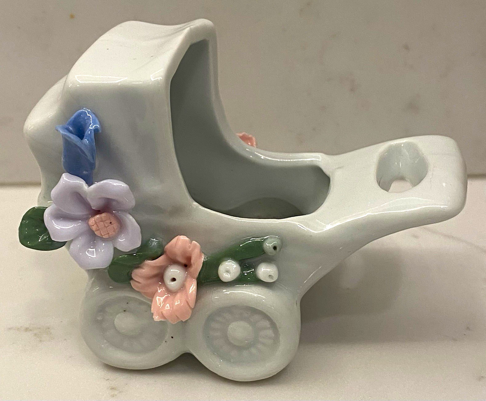 VTG CERAMIC BABY CARRIAGE FIGURINE FLORAL GLOSSY WHITE BLUE PINK SHOWERS