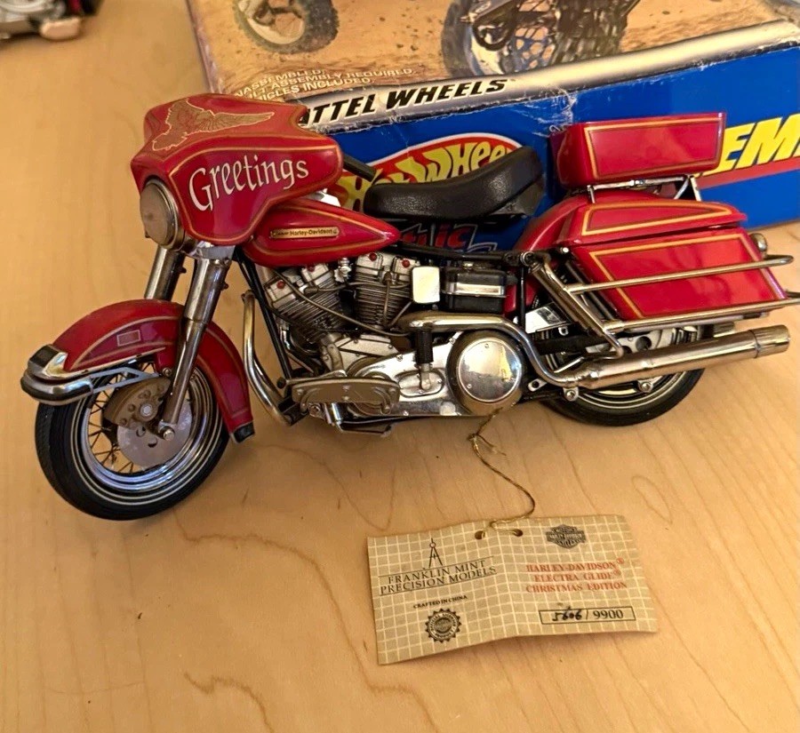 Vintage 1999 Franklin Mint Harley-Davidson Electra Glide Christmas Edition 1:10 Vintage 1999 Franklin Mint Harley-Davidson Electra Glide Christmas Edition 1:10