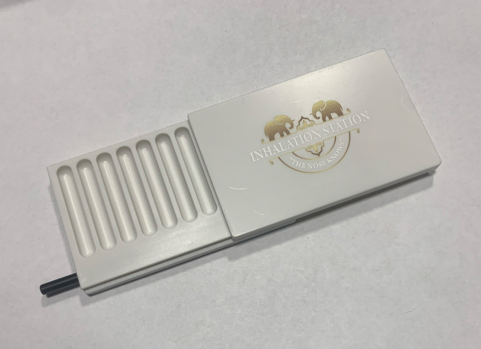 Inhalation Station White 7 Slot Snuff Storage Box w/ Built In Metal Straw USA Inhalation Station White 7 Slot Snuff Storage Box w/ Built In Metal Straw USA