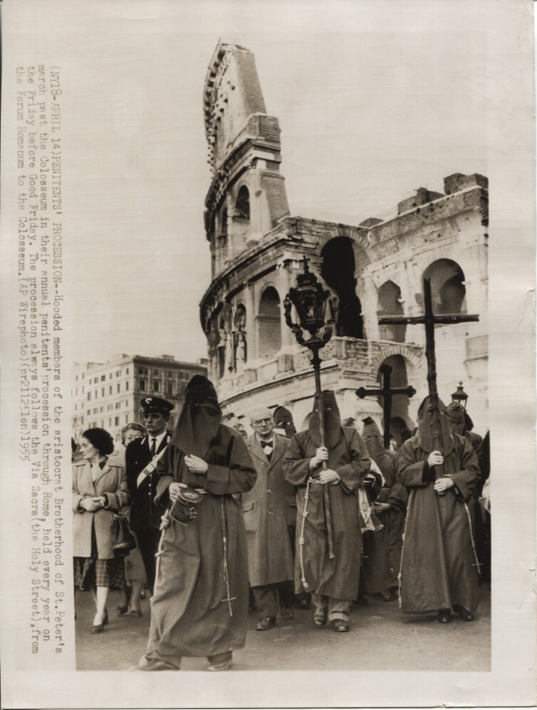 1955 Press Photo Penitent Procession Hooded Members Brotherhood of St. Peters